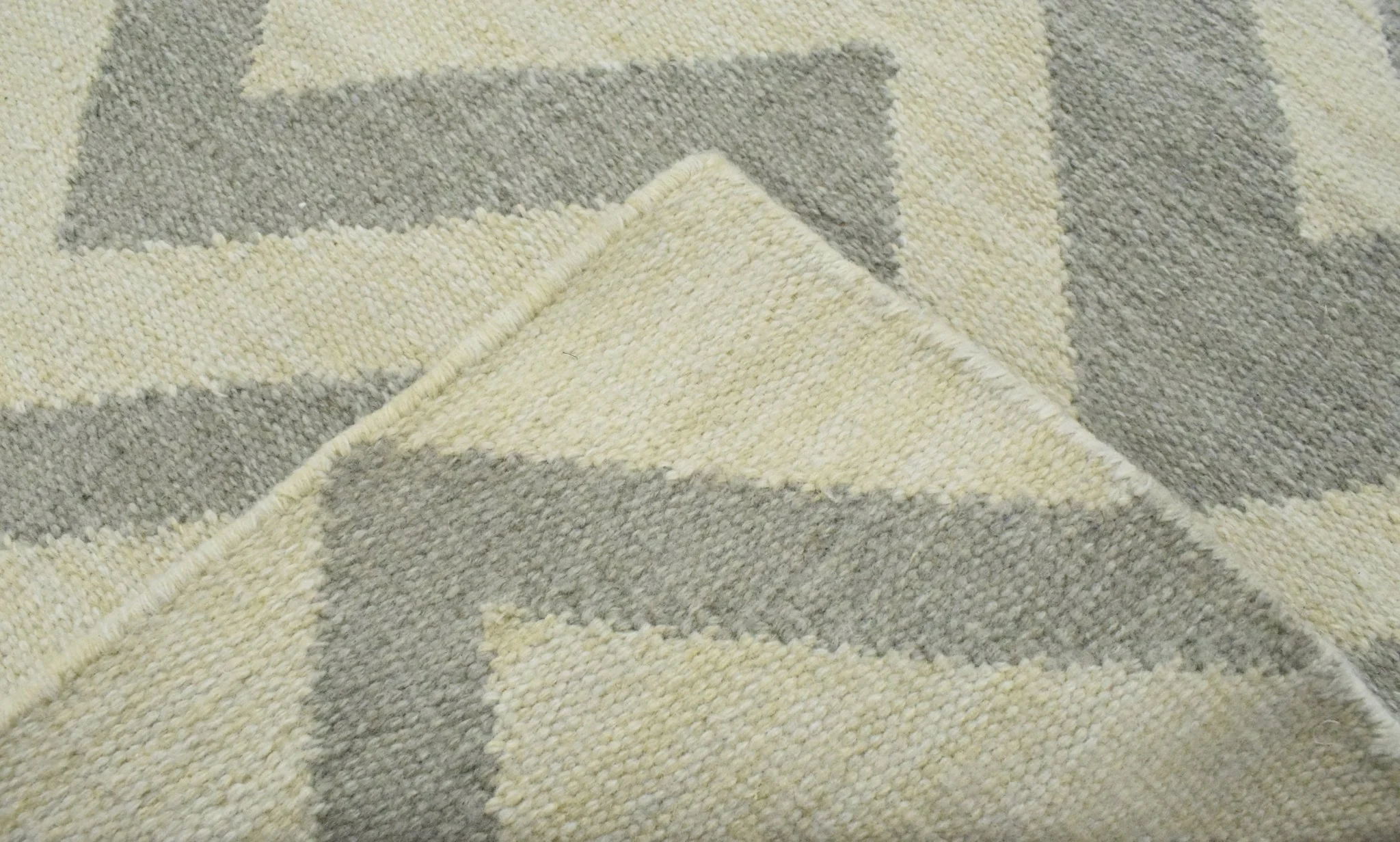 Outdoor Safe Chevron Pattern Silver and Beige Dhurrie Rug - Image 6