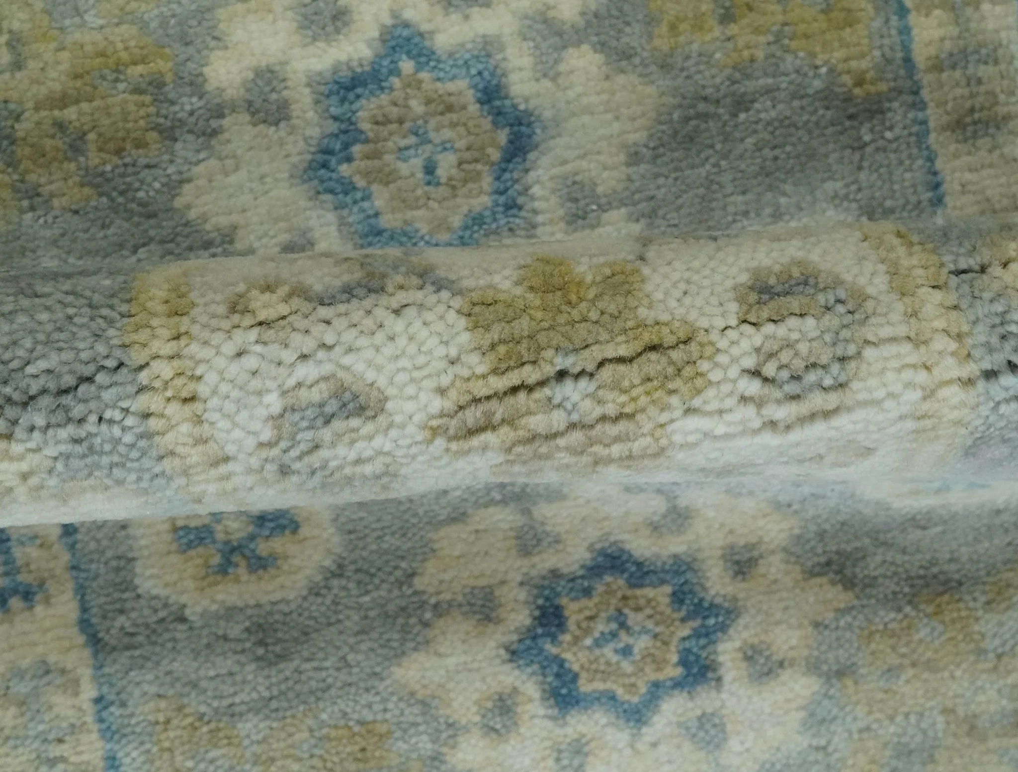 2x3 Ivory, Beige and Silver Hand Knotted Heriz Traditional Design Wool Rug - Image 4
