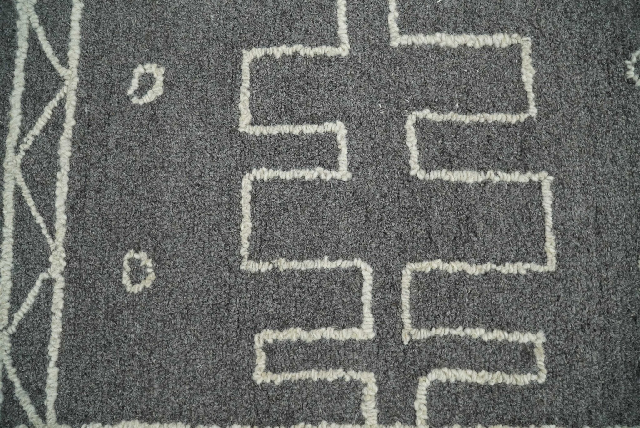 2x4 Gray and White Tribal Hand Hooked Textured Loop Area Rug | TRIB2 - Image 3