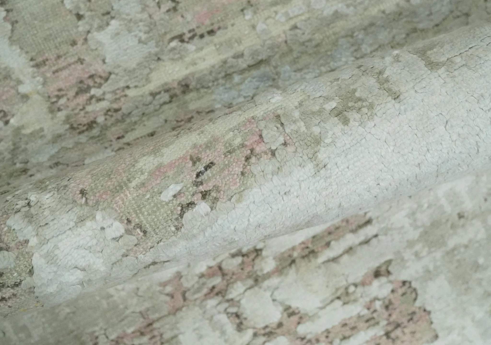 2x4 Modern Abstract Silver, Beige and Peach Rug made with Art Silk| N2124 - Image 4