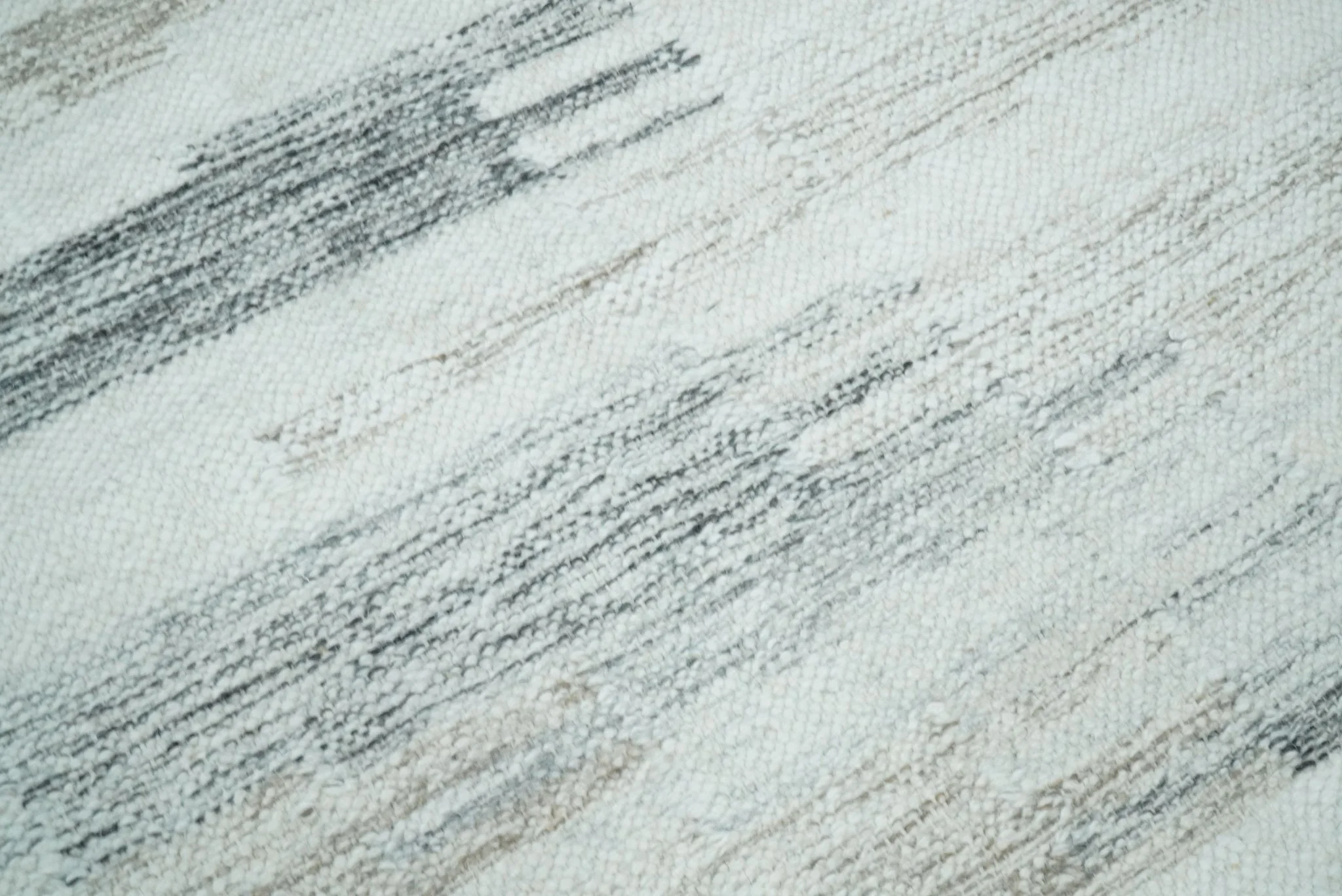 Ivory and Gray Kilim Rug made with fine wool and viscose | SE1 - Image 3