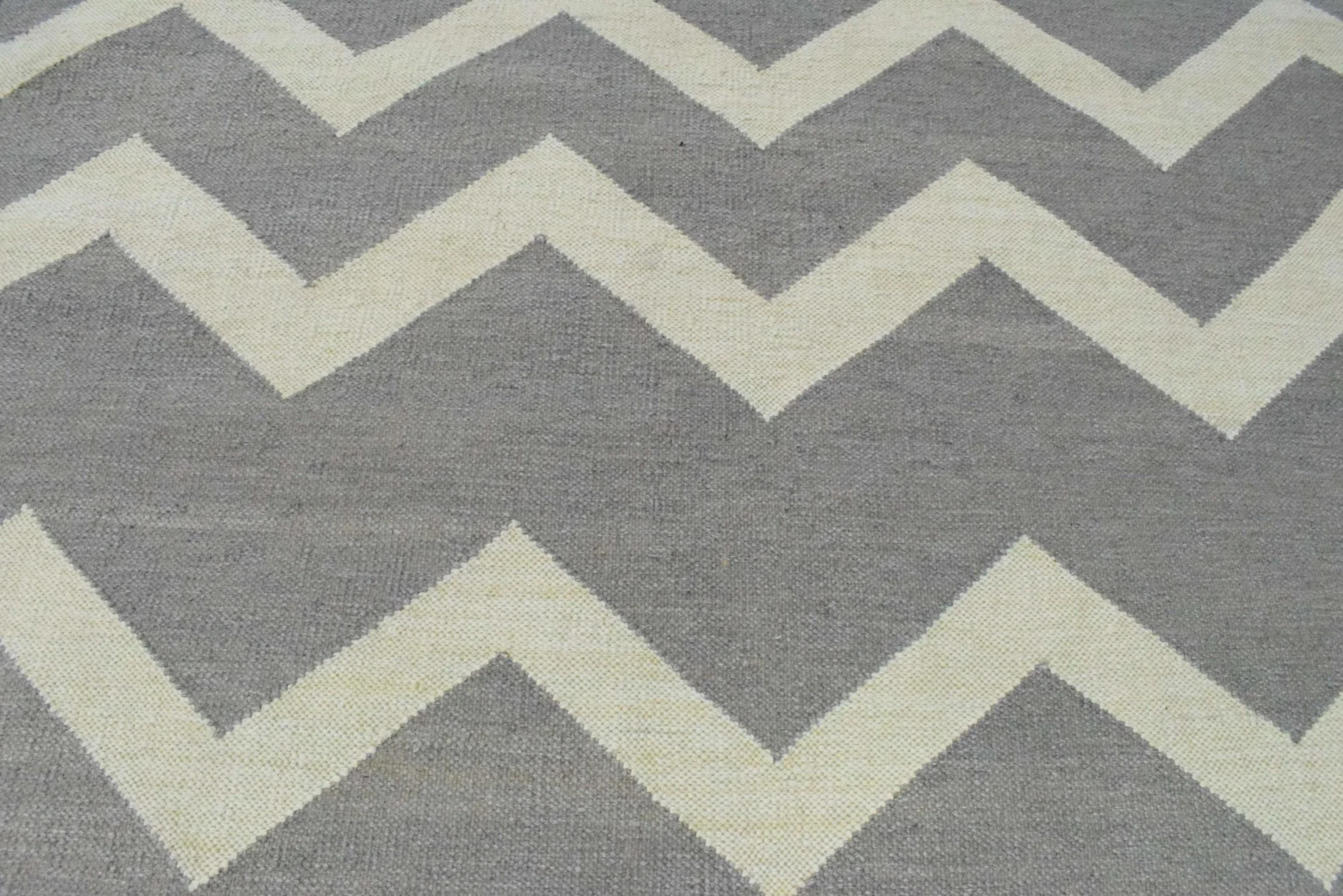5x8 Dhurrie Rug, Gray and White Chevron Pattern Rug - Image 8