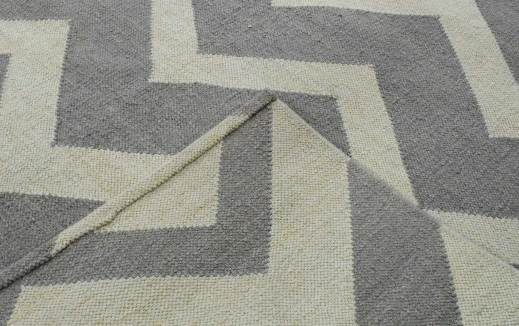 5x8 Dhurrie Rug, Gray and White Chevron Pattern Rug - Image 9