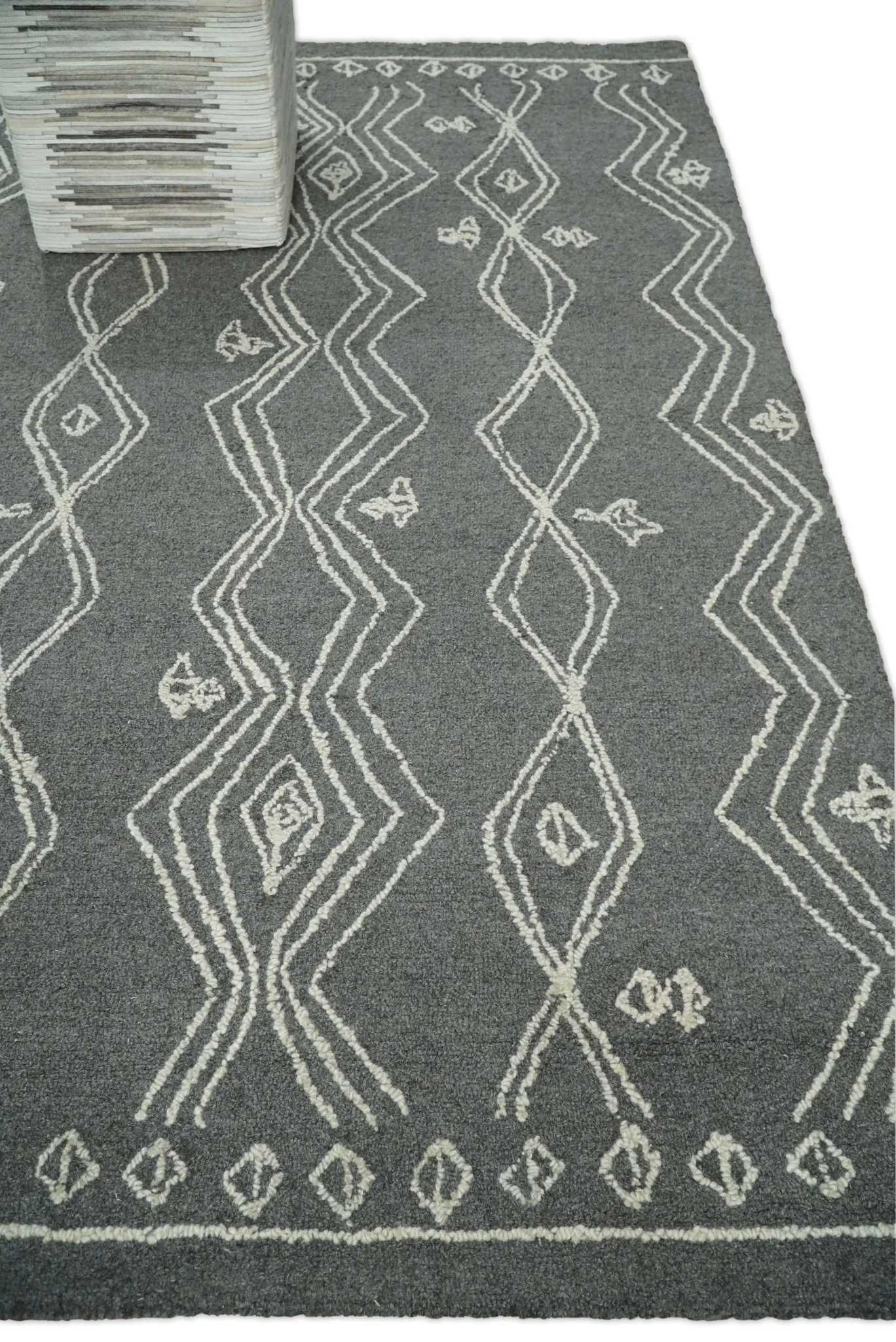 5x8 Gray and White Tribal Hand Hooked Textured Loop Area Rug | TRIB1 - Image 2