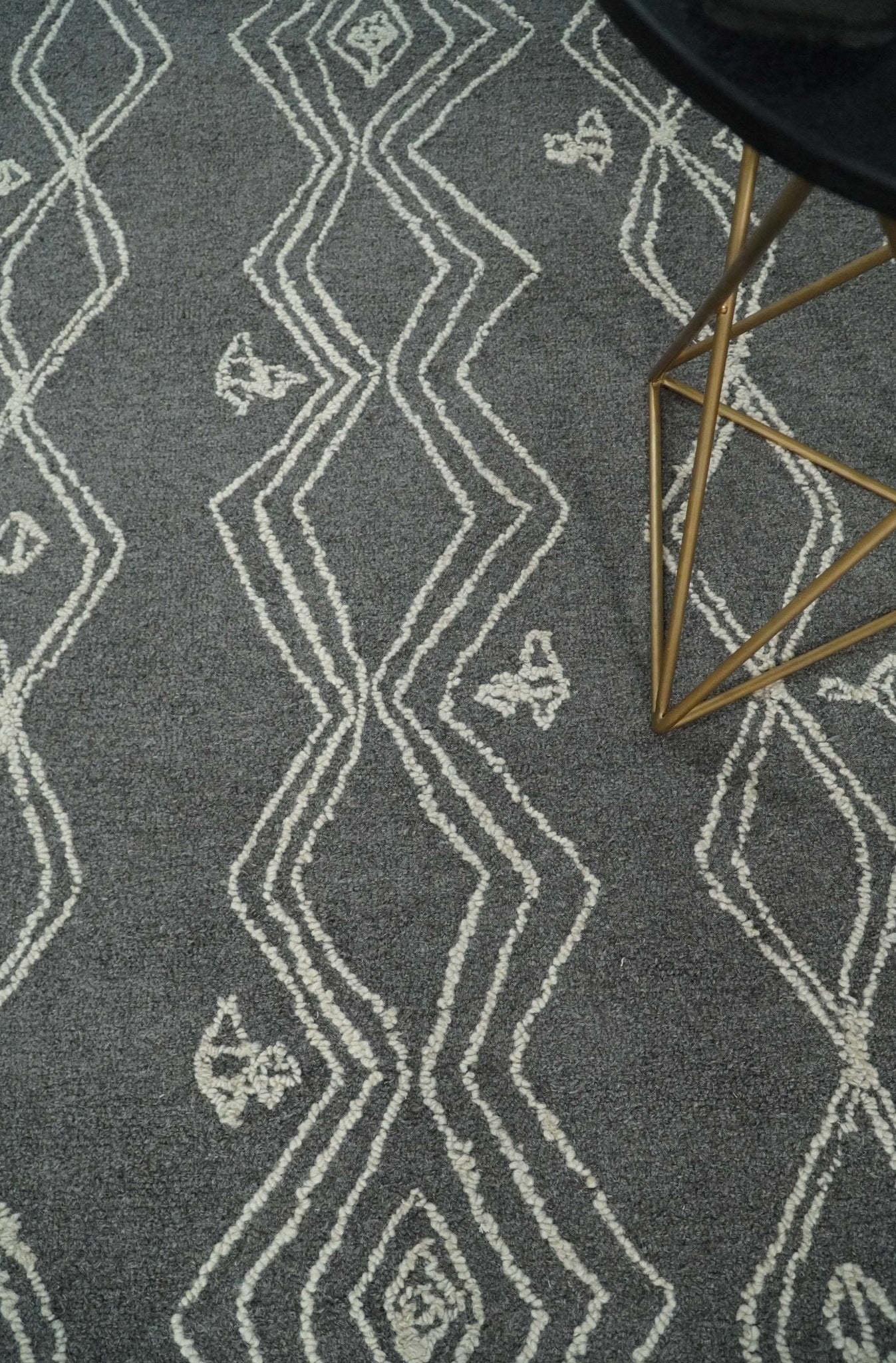 5x8 Gray and White Tribal Hand Hooked Textured Loop Area Rug | TRIB1 - Image 3