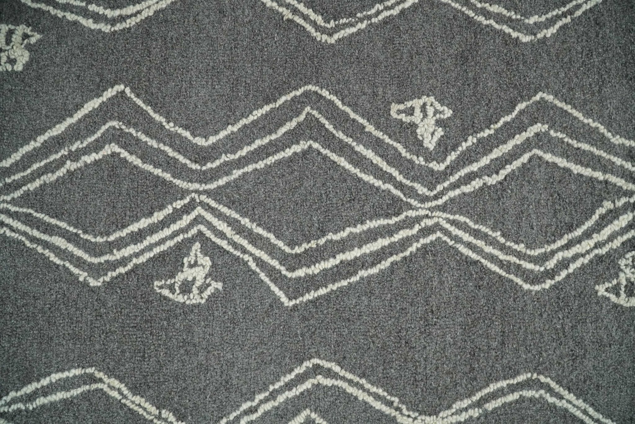 5x8 Gray and White Tribal Hand Hooked Textured Loop Area Rug | TRIB1 - Image 5