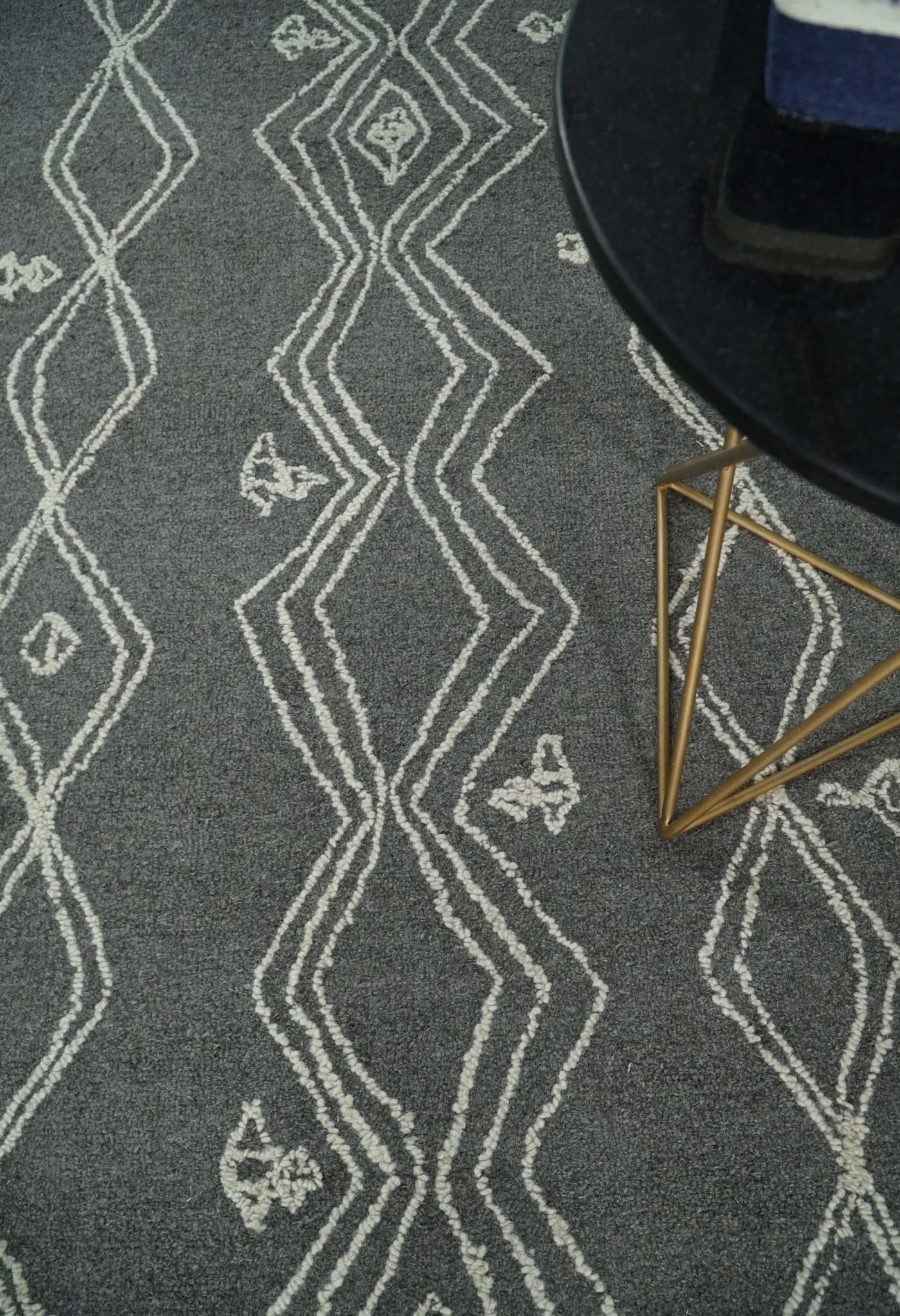 5x8 Gray and White Tribal Hand Hooked Textured Loop Area Rug | TRIB1 - Image 7