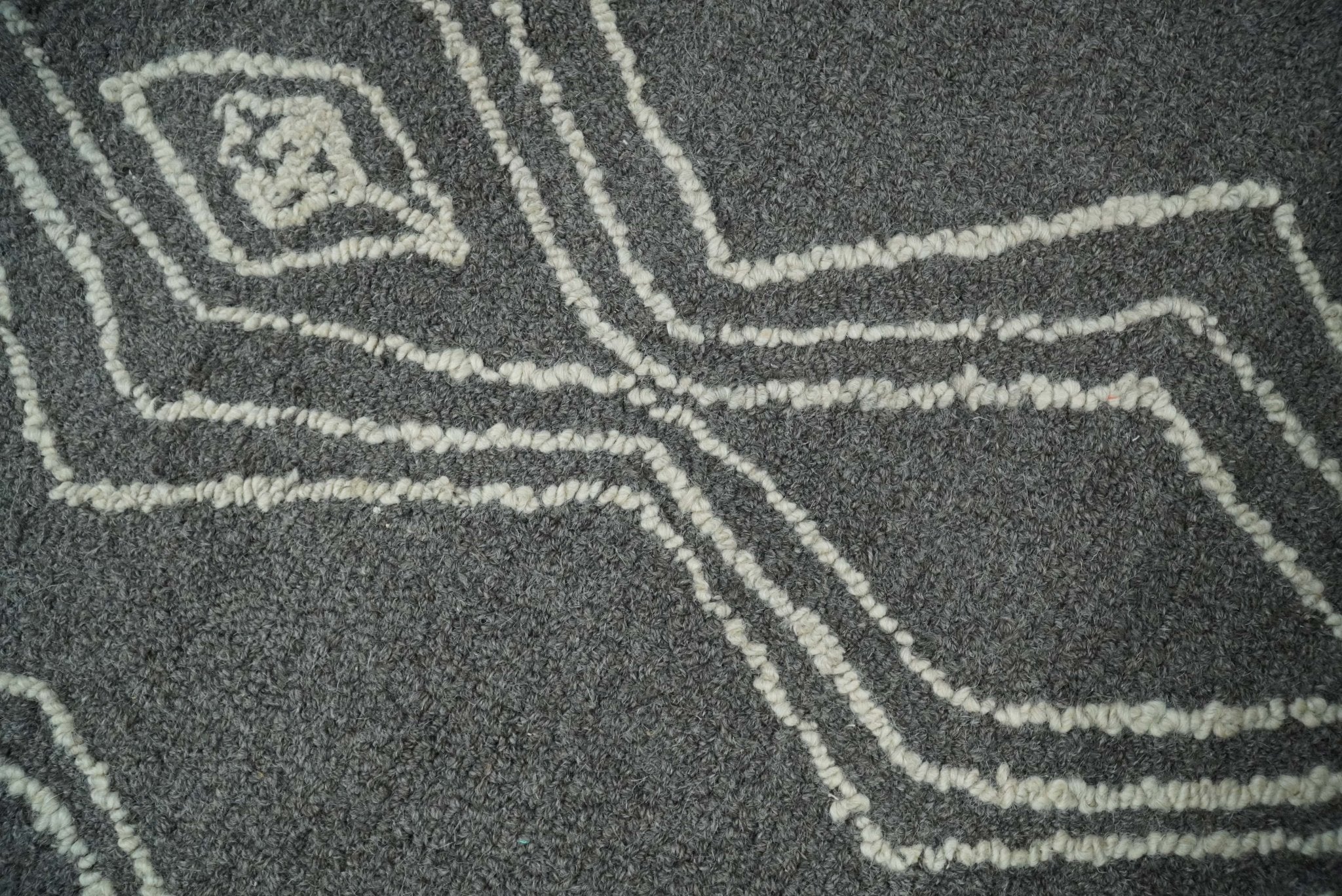 5x8 Gray and White Tribal Hand Hooked Textured Loop Area Rug | TRIB1 - Image 8
