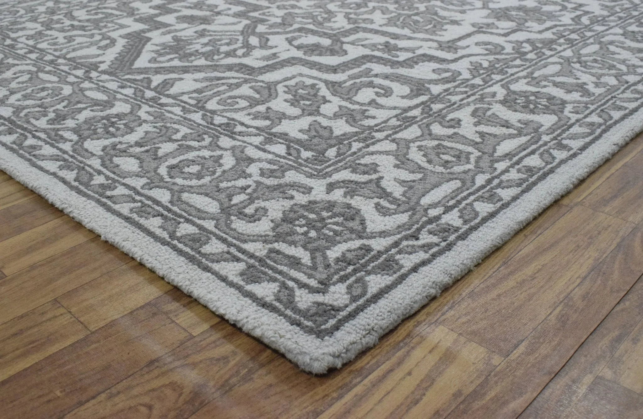 5x8 Silver and Charcoal Traditional Design Wool Area Rug - Image 7