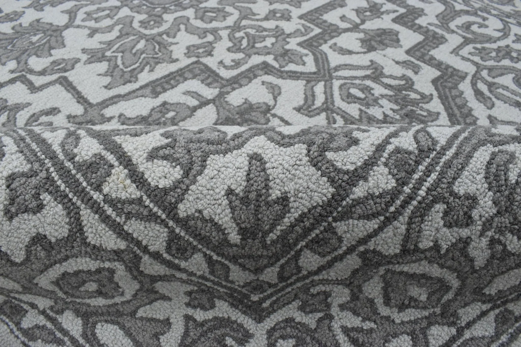 5x8 Silver and Charcoal Traditional Design Wool Area Rug - Image 9