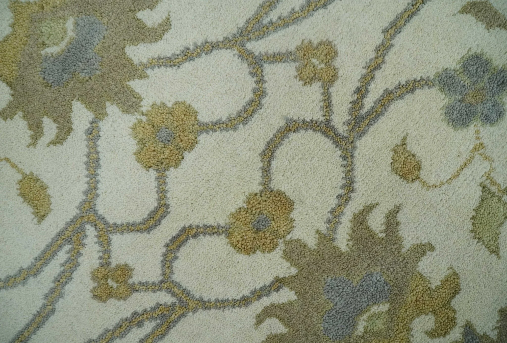 8.6x10 Ivory, Beige and Charcoal Hand Knotted Heriz Serapi Floral Area Rug | TRDCP1186810 - Image 4
