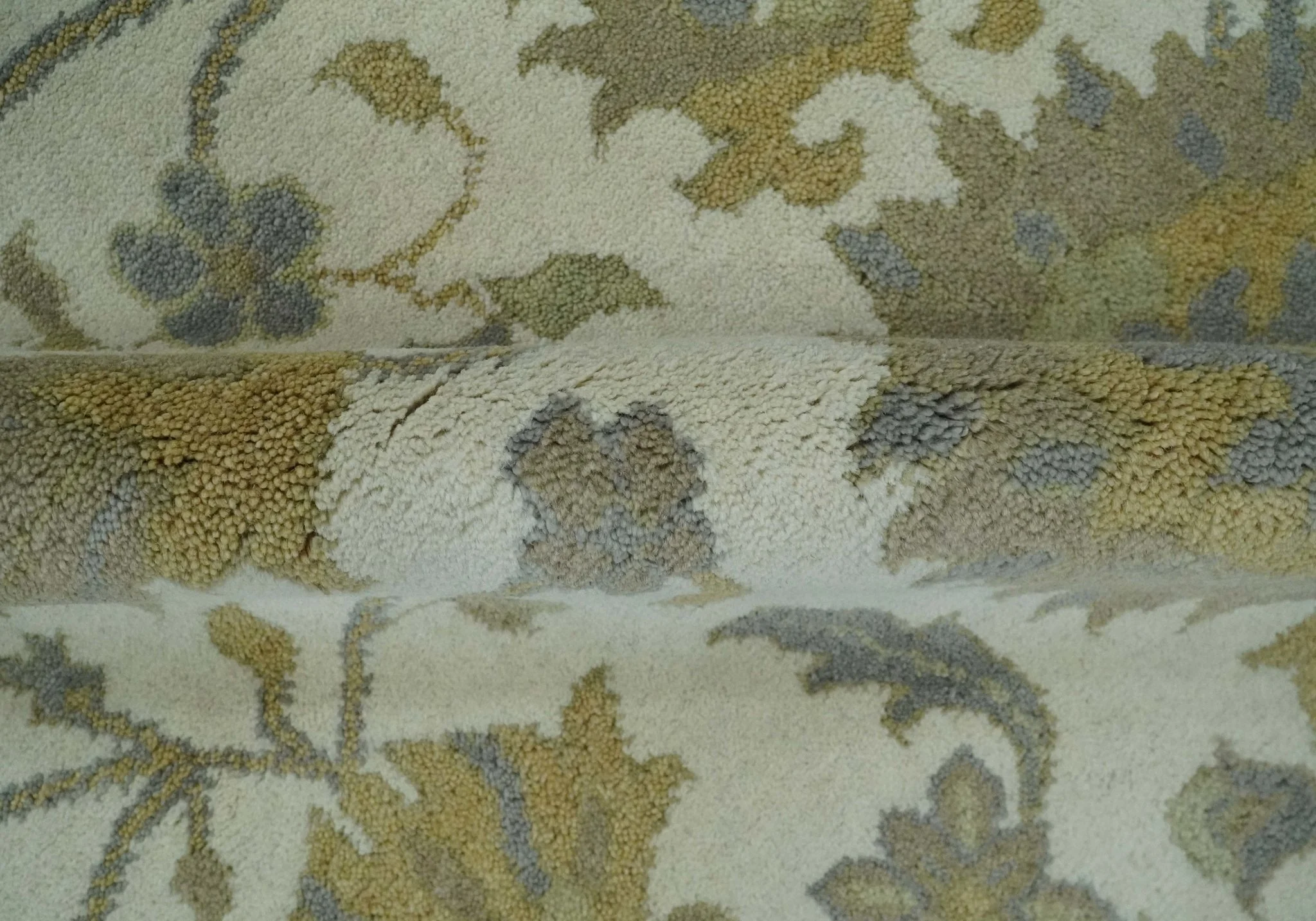 8.6x10 Ivory, Beige and Charcoal Hand Knotted Heriz Serapi Floral Area Rug | TRDCP1186810 - Image 6
