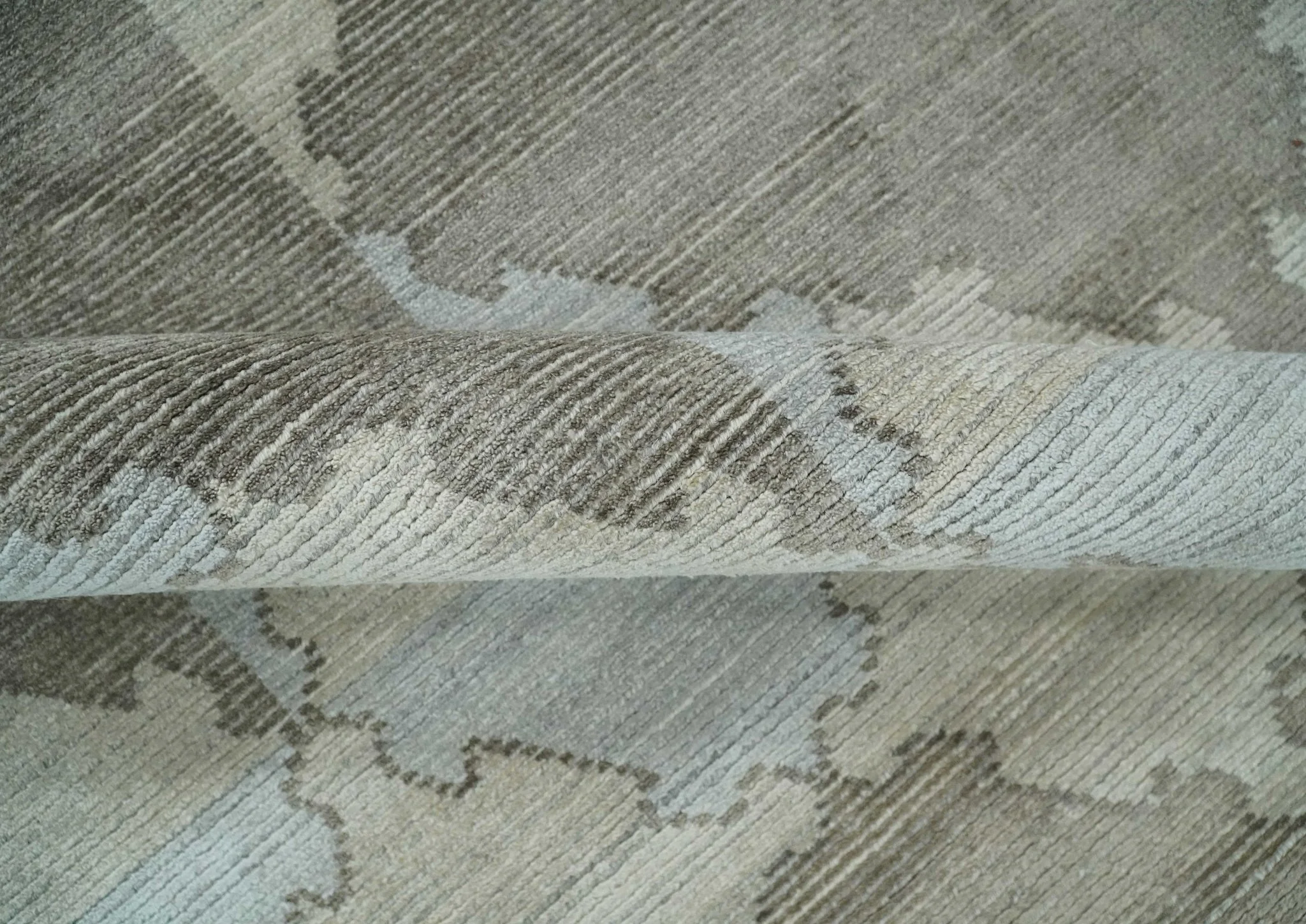 8x10 Silver and Gray Ikat design Handmade Art Silk Area Rug - Image 6
