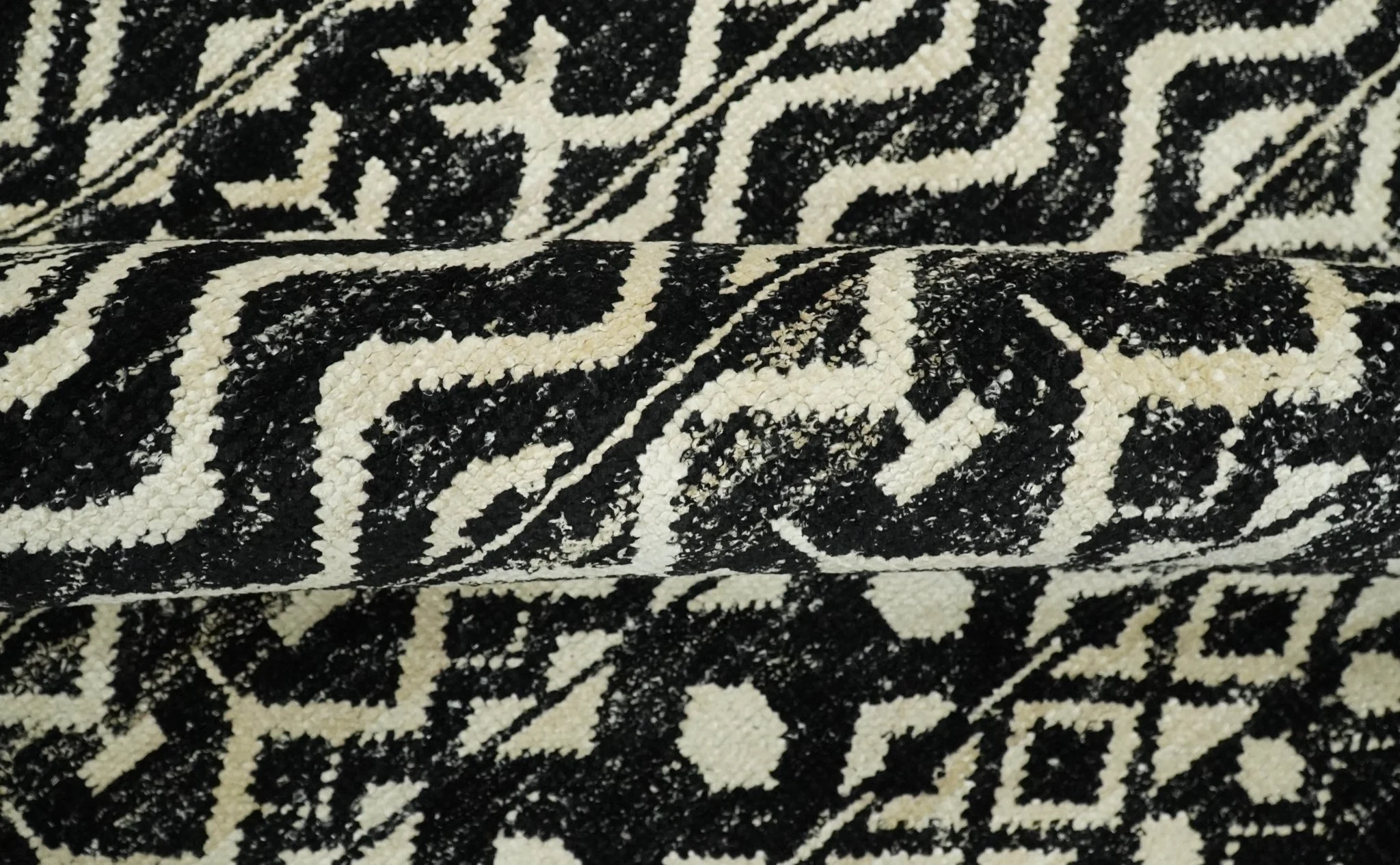 Hand Knotted Black and Ivory Modern Contemporary Southwestern Tribal Trellis Recycled Silk Area Rug | OP11 - Image 7