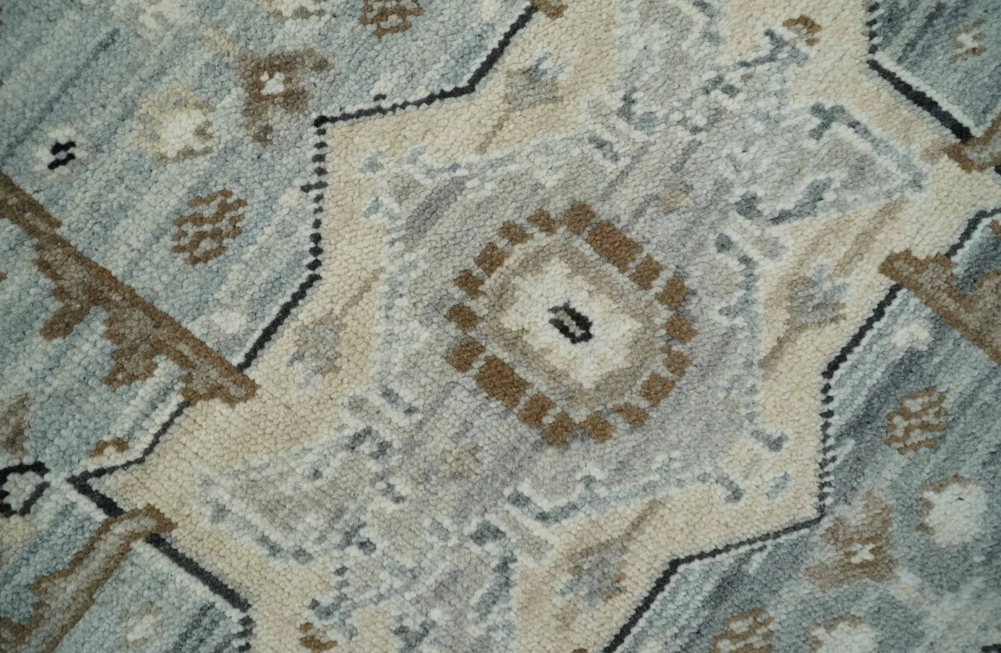 8x10 Ivory, Beige and Silver Traditional Hand Knotted Wool Area Rug - Image 4
