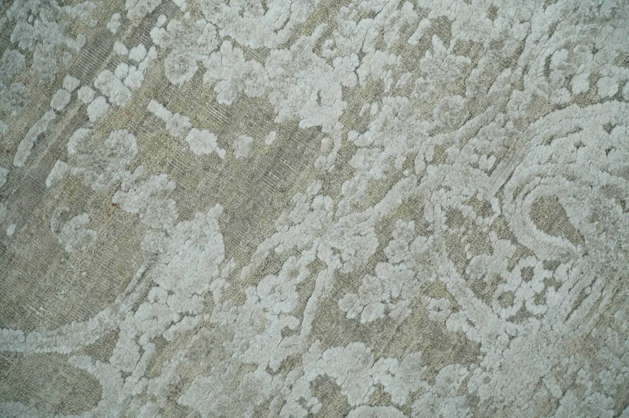 Premium Distressed 8x10 Silver and Beige Hand Knotted Bamboo Silk Area Rug - Image 4