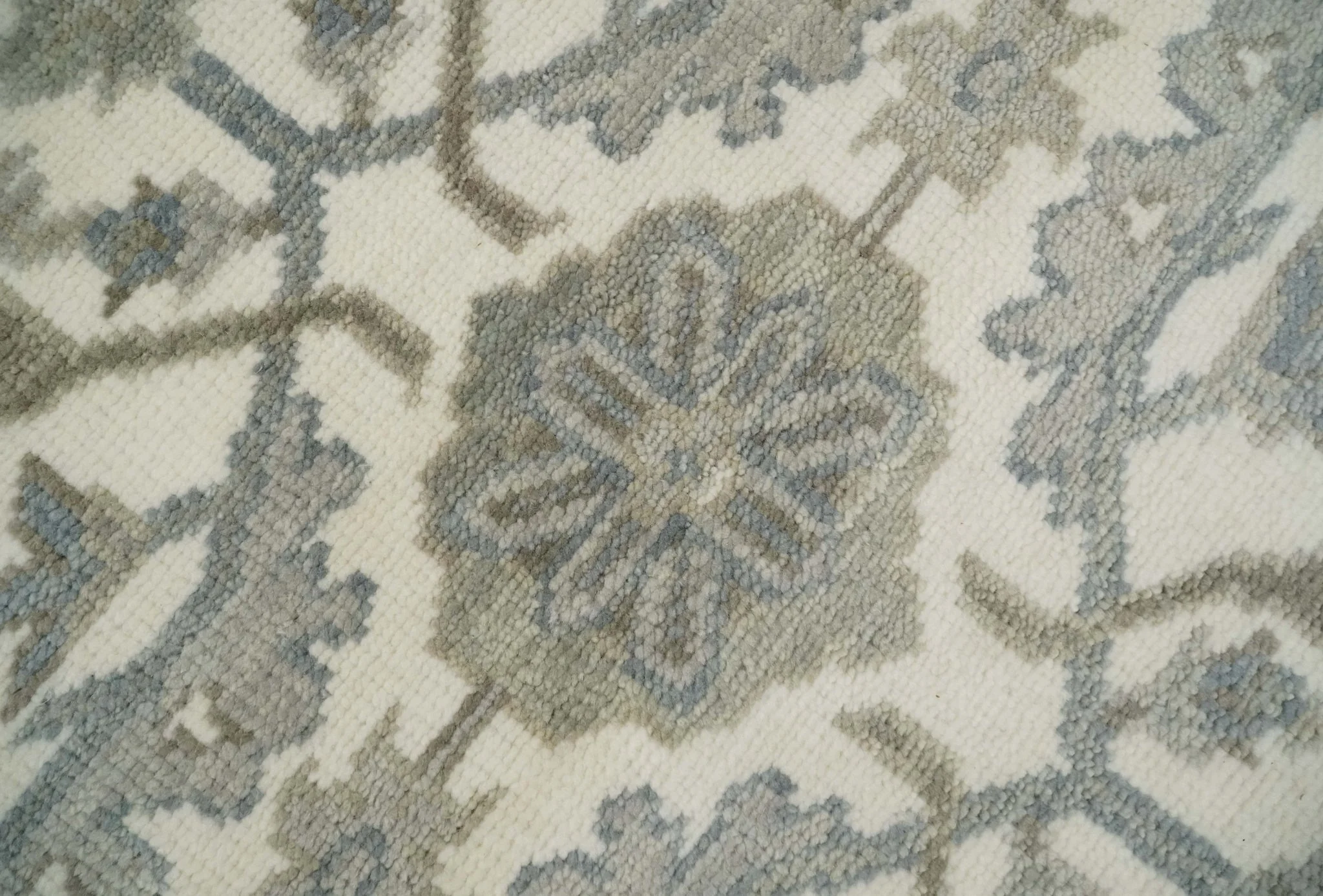 8x9 Hand Knotted Ivory and Silver Oriental Oushak Traditional Wool Area Rug - Image 4