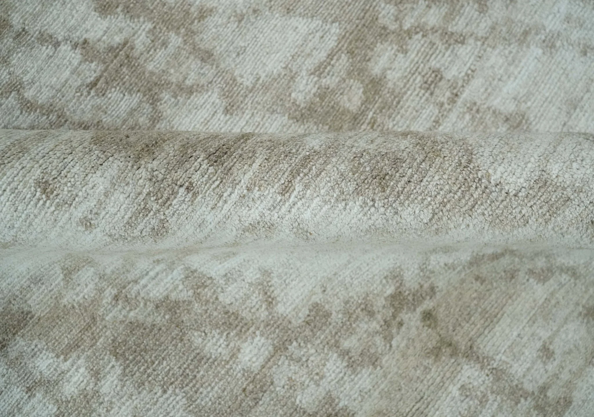 Modern Abstract Gray and Silver Hand knotted 6x9 Viscose Area Rug - Image 6