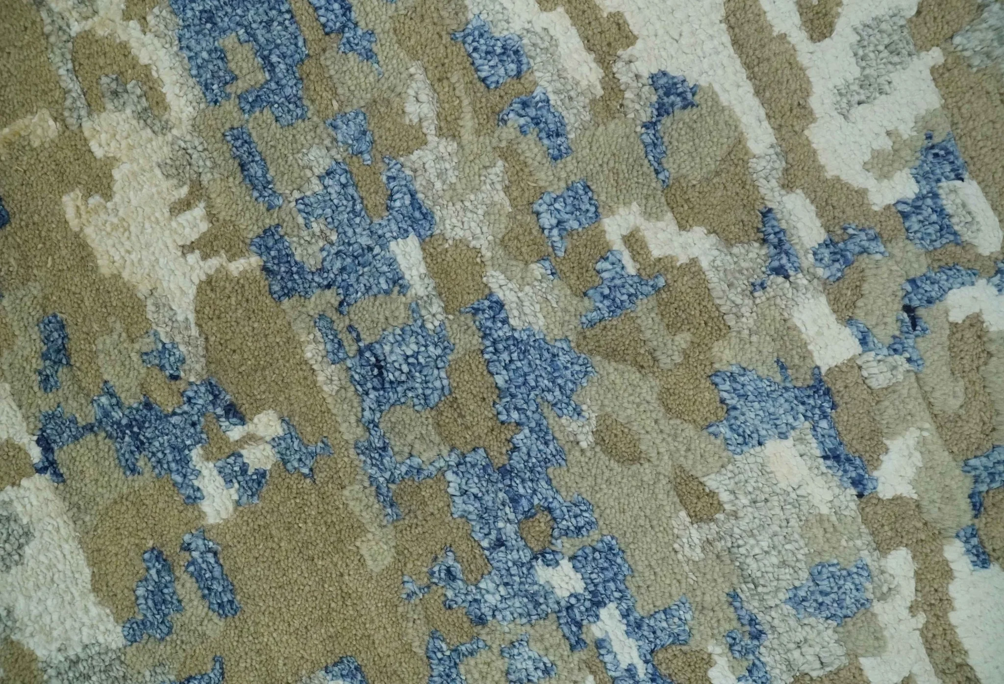 Modern abstract Olive, Ivory, Blue and Silver Hand Knotted 5.6x8 wool Area Rug - Image 4