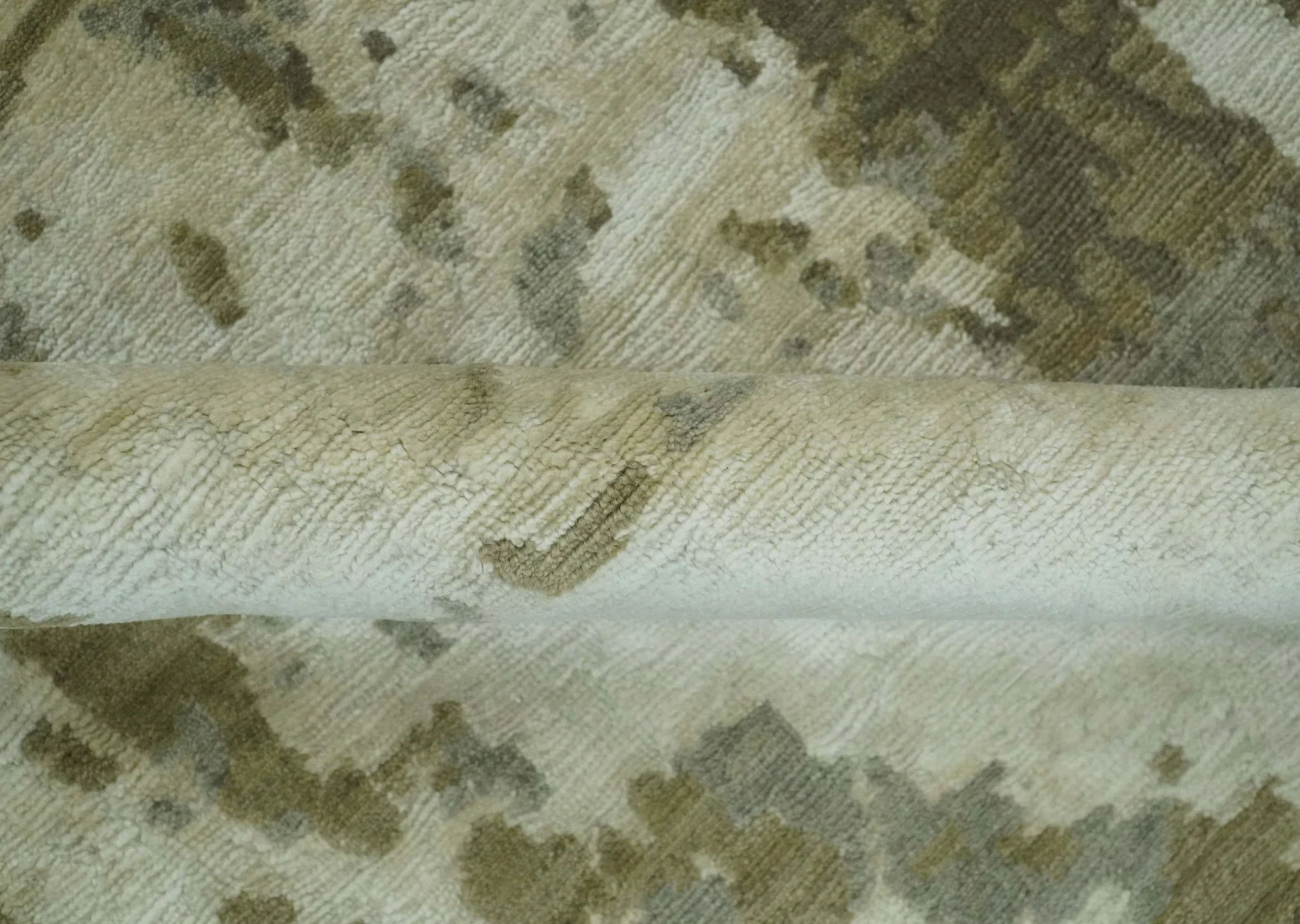 Modern Abstract Silver, Olive and Gray Hand loom 6x9 wool and Viscose Area Rug - Image 7