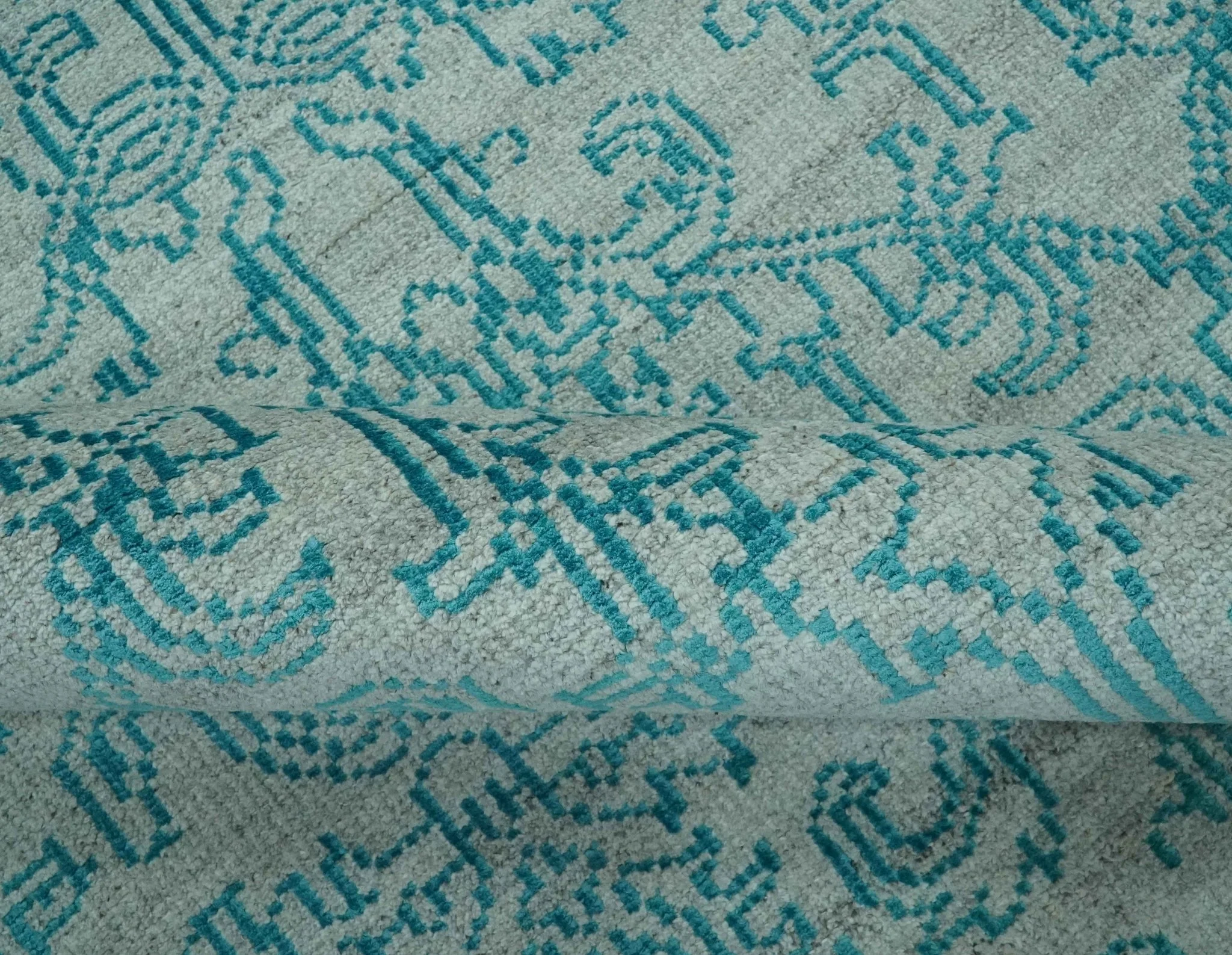 Antique design 6.5x10 Silver and Blue Traditional Hand Knotted wool Area Rug - Image 6
