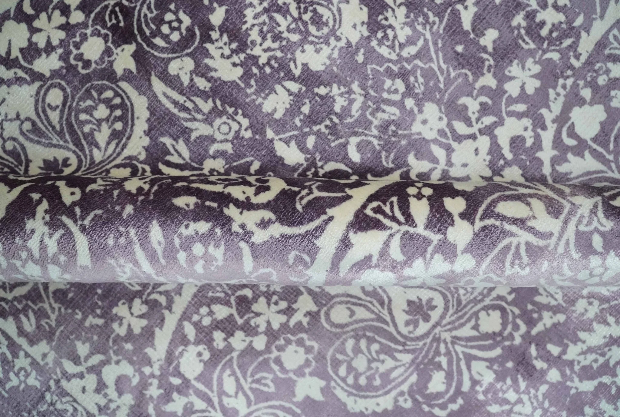 Premium Style Floral Ivory and Dark Purple 5.6x8 Handloom Wool and Viscose Area Rug - Image 7