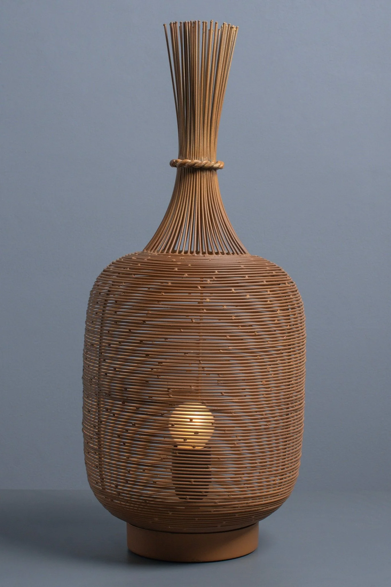 Handcrafted Rustic Brown Metal Wired Table Lamp - Image 5