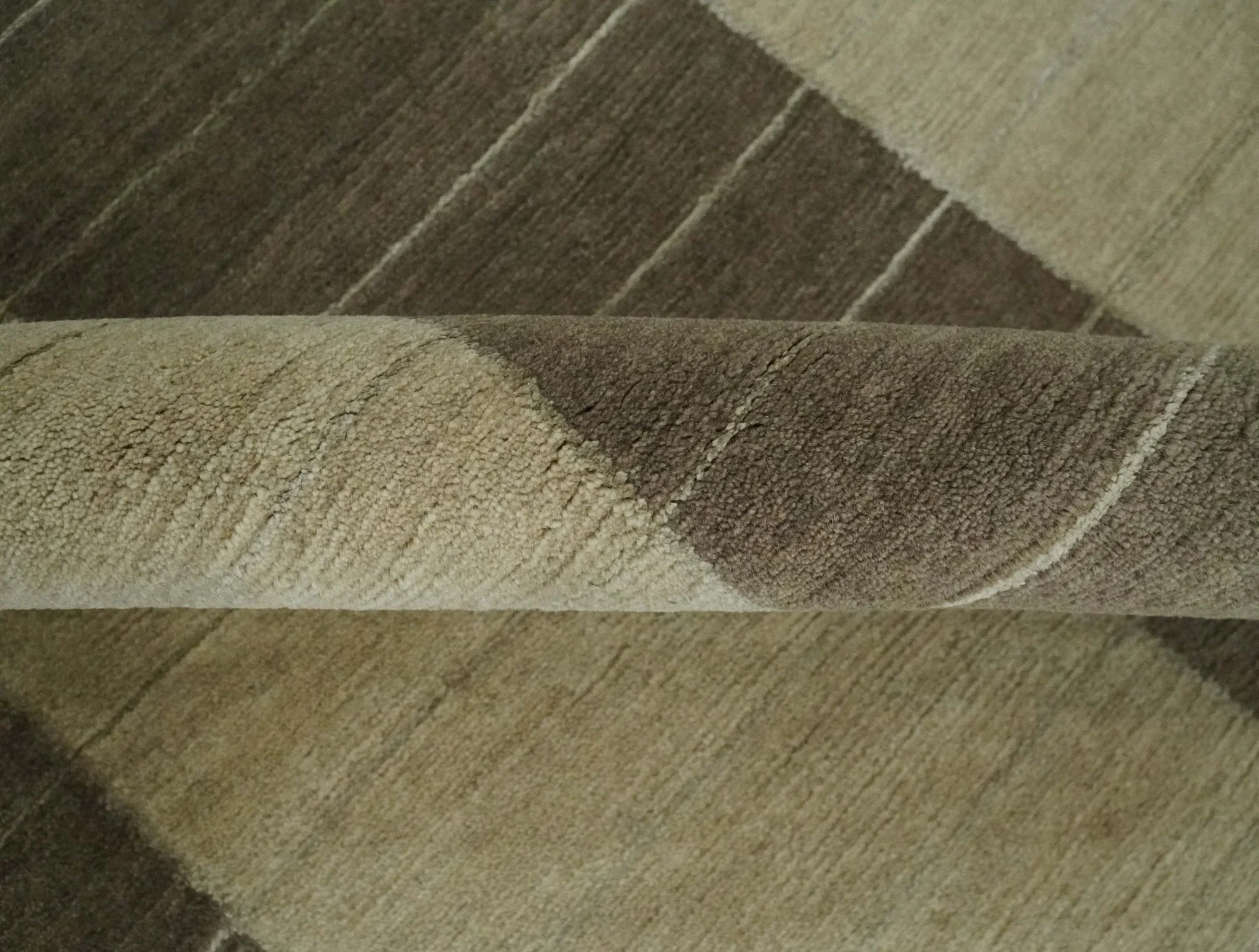 Beige and Brown Modern Geometrical Hand loom 5x8 wool and Art Silk area Rug - Image 7