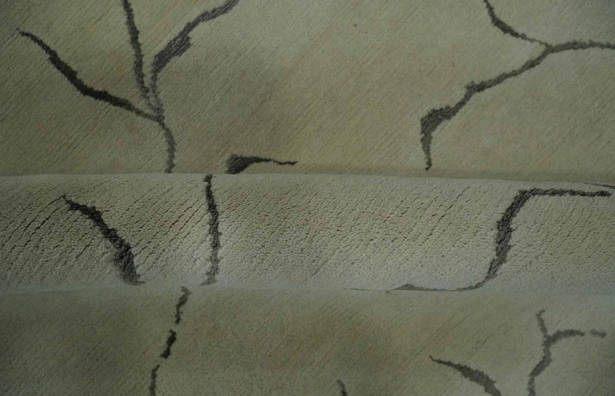 Beige and Charcoal Hand loom Crack Design 6x9 wool and Art Silk Area Rug - Image 8