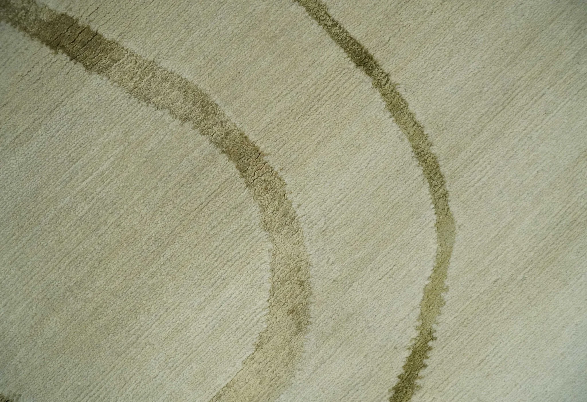 Beige and Olive Snake Design Handloom 5.x8.6 wool and art Silk Area Rug - Image 4