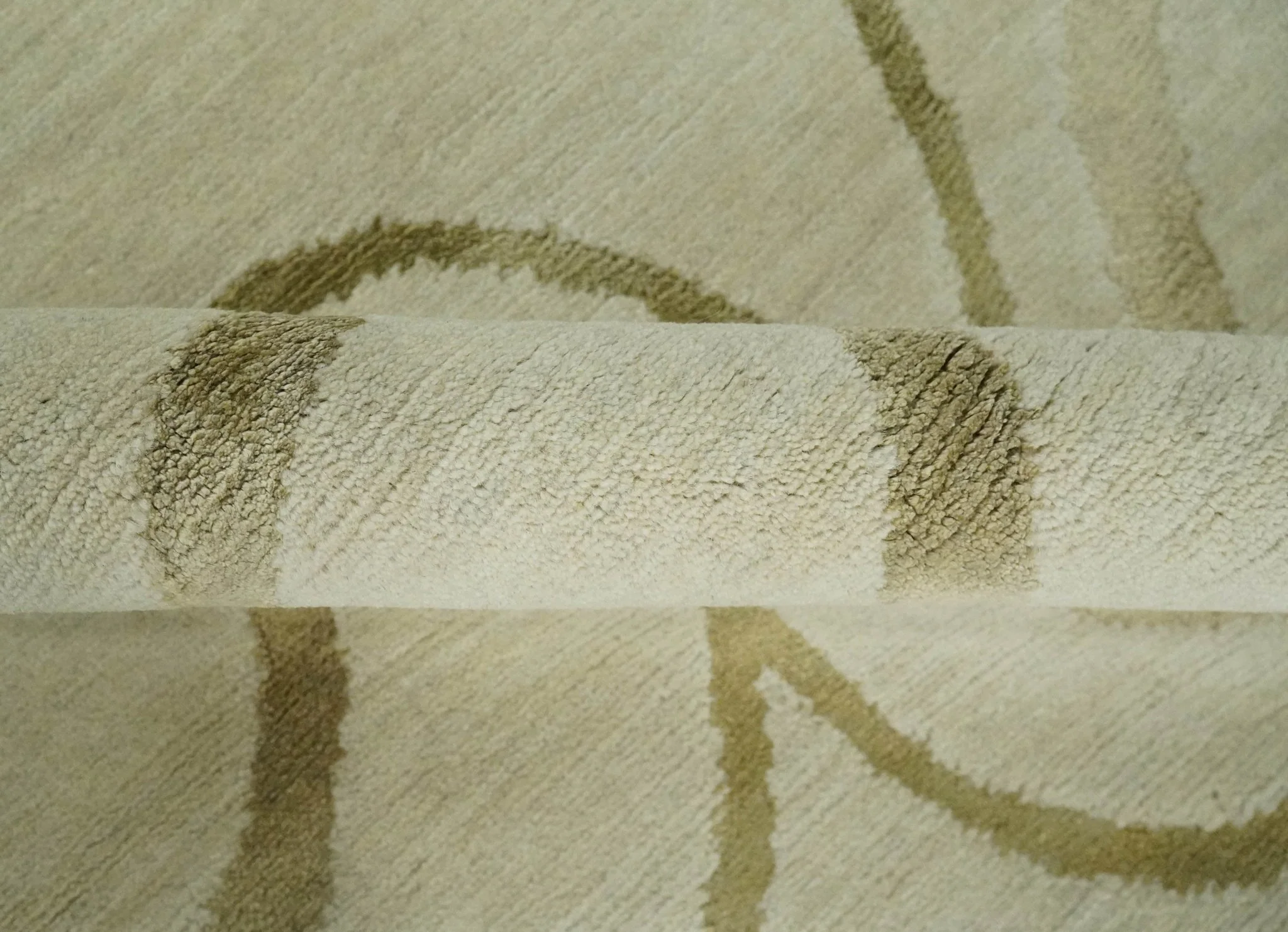 Beige and Olive Snake Design Handloom 5.x8.6 wool and art Silk Area Rug - Image 8