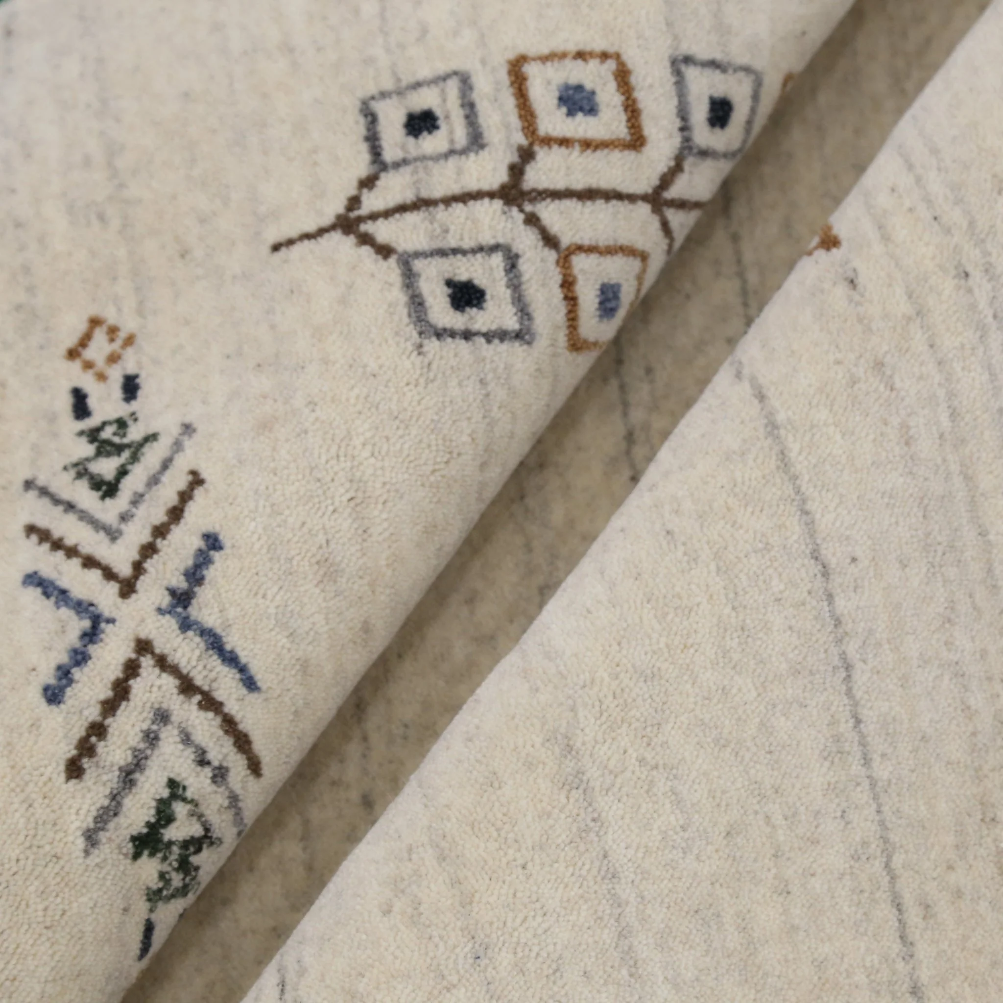 Beige Center Medallion Design Hand Loomed Wool Area Rug - Image 3