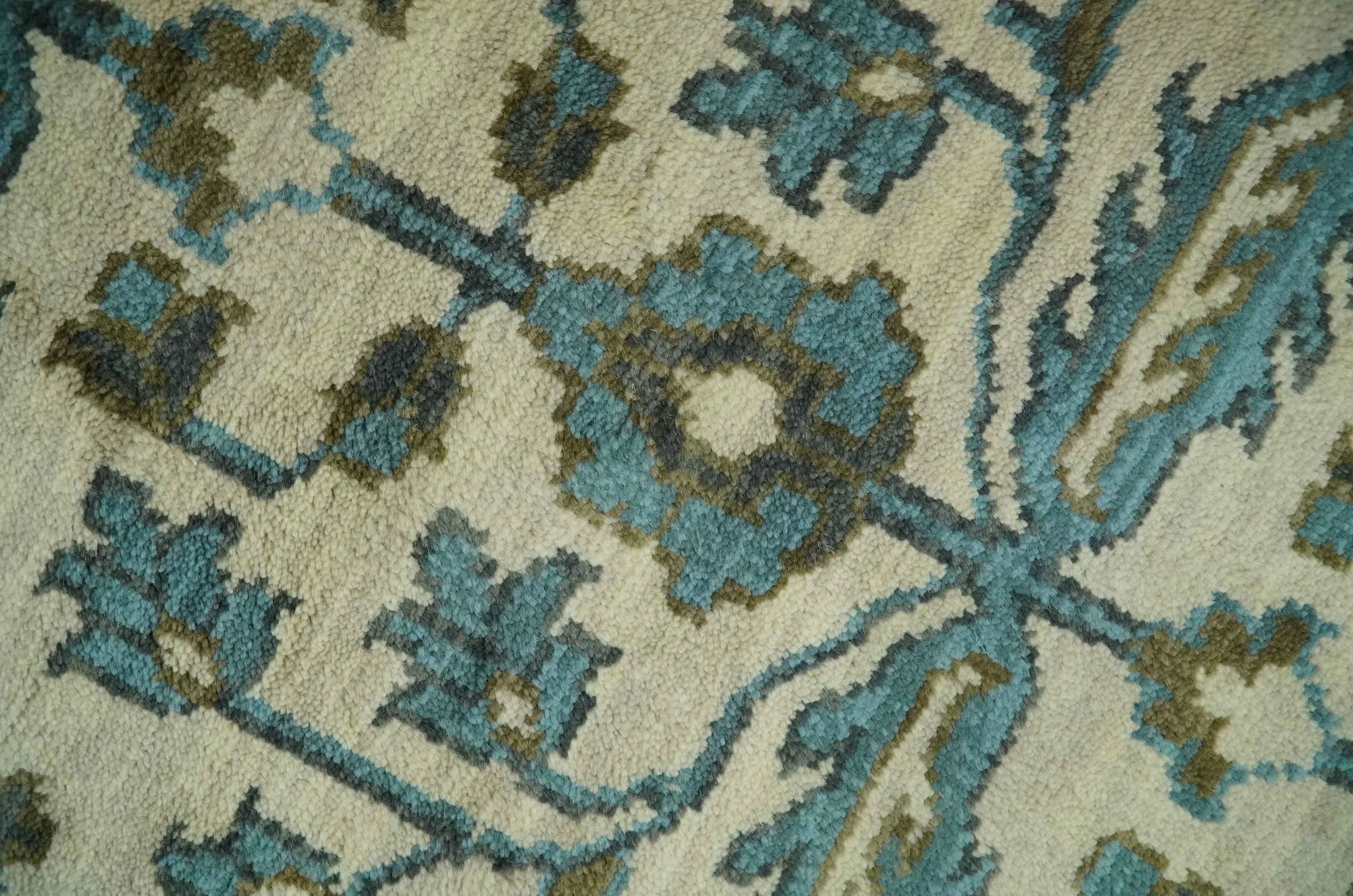 Beige, Teal and Charcoal Traditional Large Design Hand Knotted 5x8 wool Rug - Image 4
