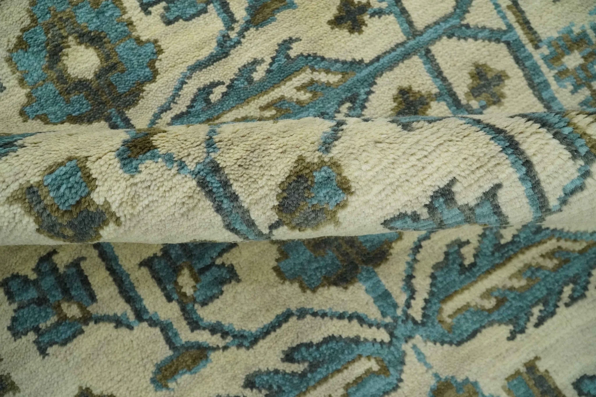 Beige, Teal and Charcoal Traditional Large Design Hand Knotted 5x8 wool Rug - Image 7