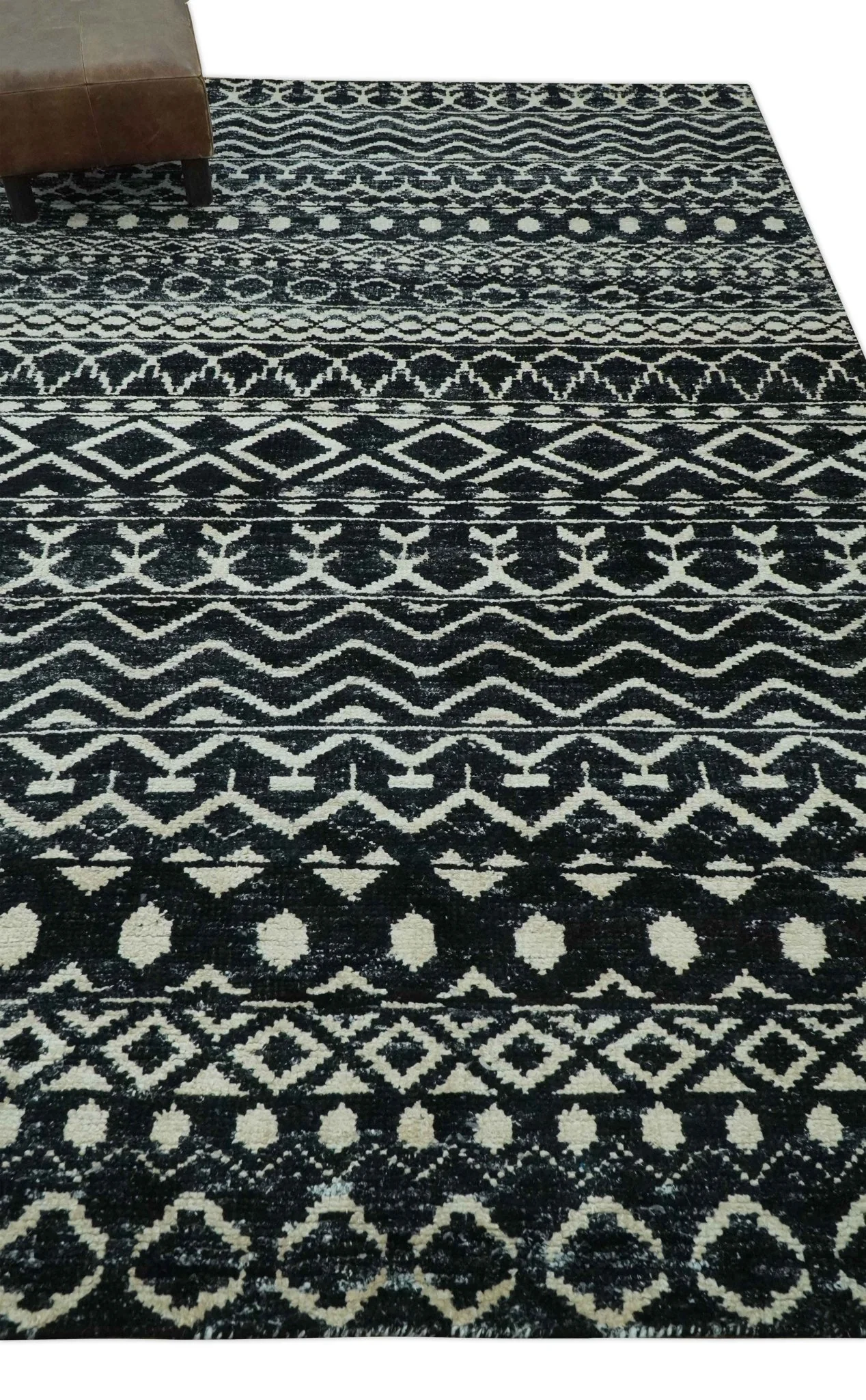 5.6x8.6 Black and Ivory Hand Knotted Southwestern Tribal Trellis wool Area Rug - Image 3