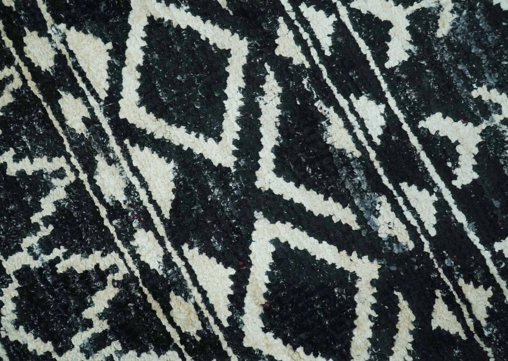 5.6x8.6 Black and Ivory Hand Knotted Southwestern Tribal Trellis wool Area Rug - Image 4