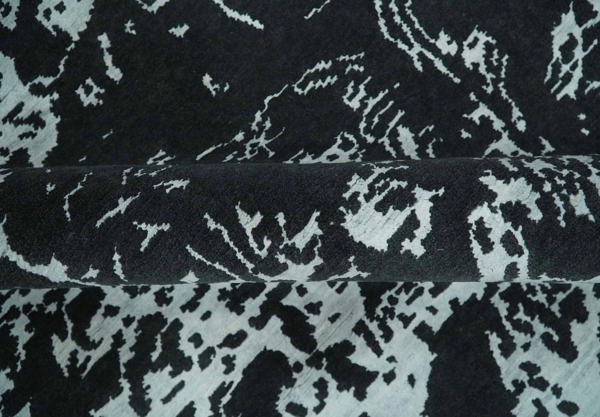 Modern Abstract Black and Silver Hand Knotted 6x9 Wool and Bamboo silk Area Rug - Image 7