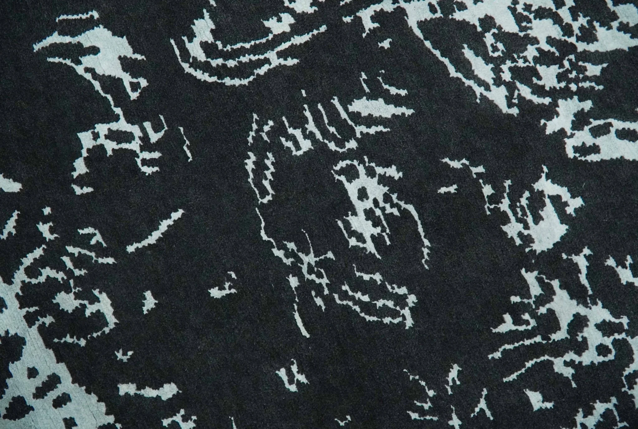 Modern Abstract Black and Silver Hand Knotted 6x9 Wool and Bamboo silk Area Rug - Image 8