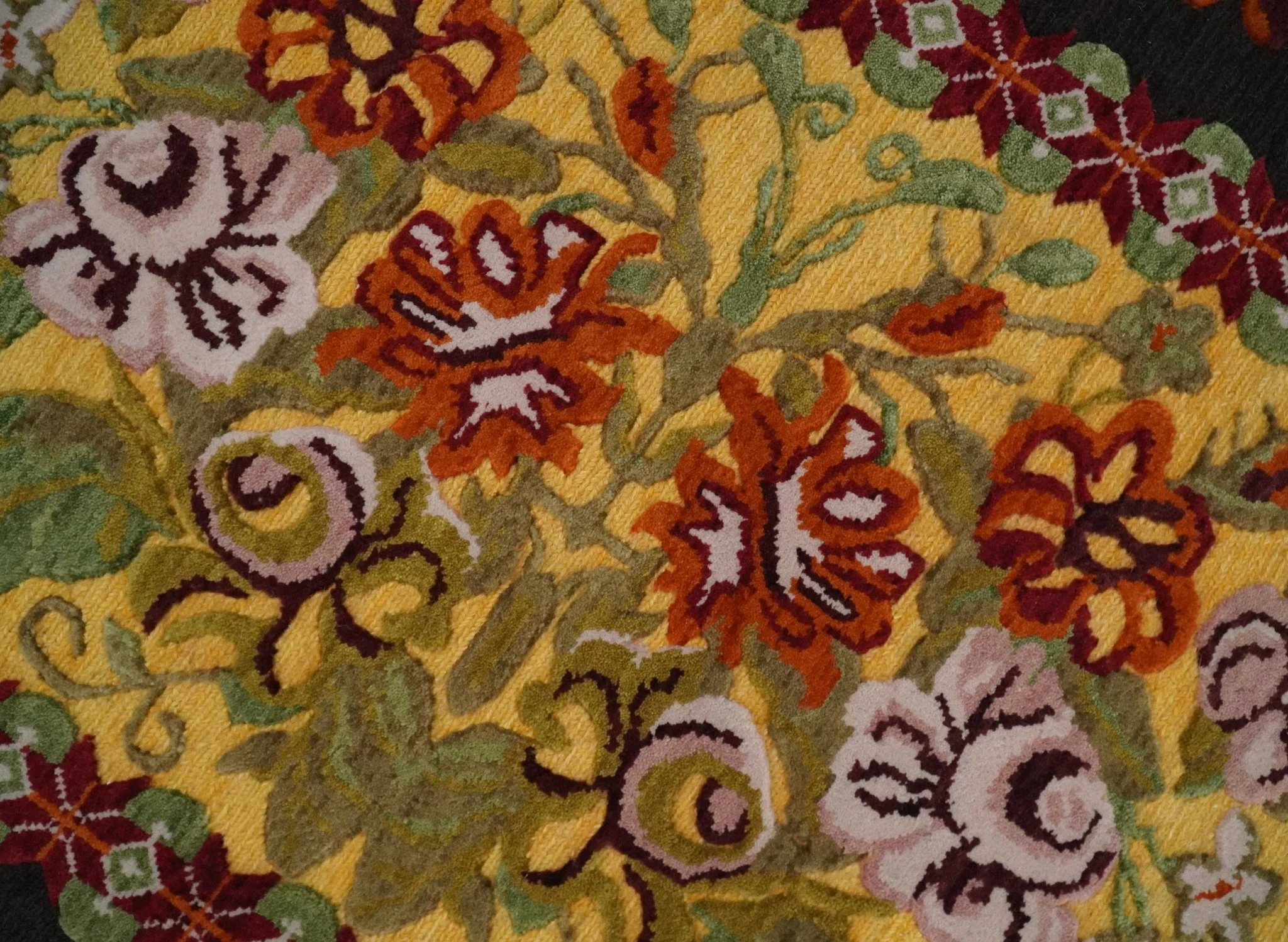 5x7 Flatwoven Soumak Black, Yellow, Green and Gold Flower Wool Hand Woven Antique Design Rug | KNT39 - Image 9