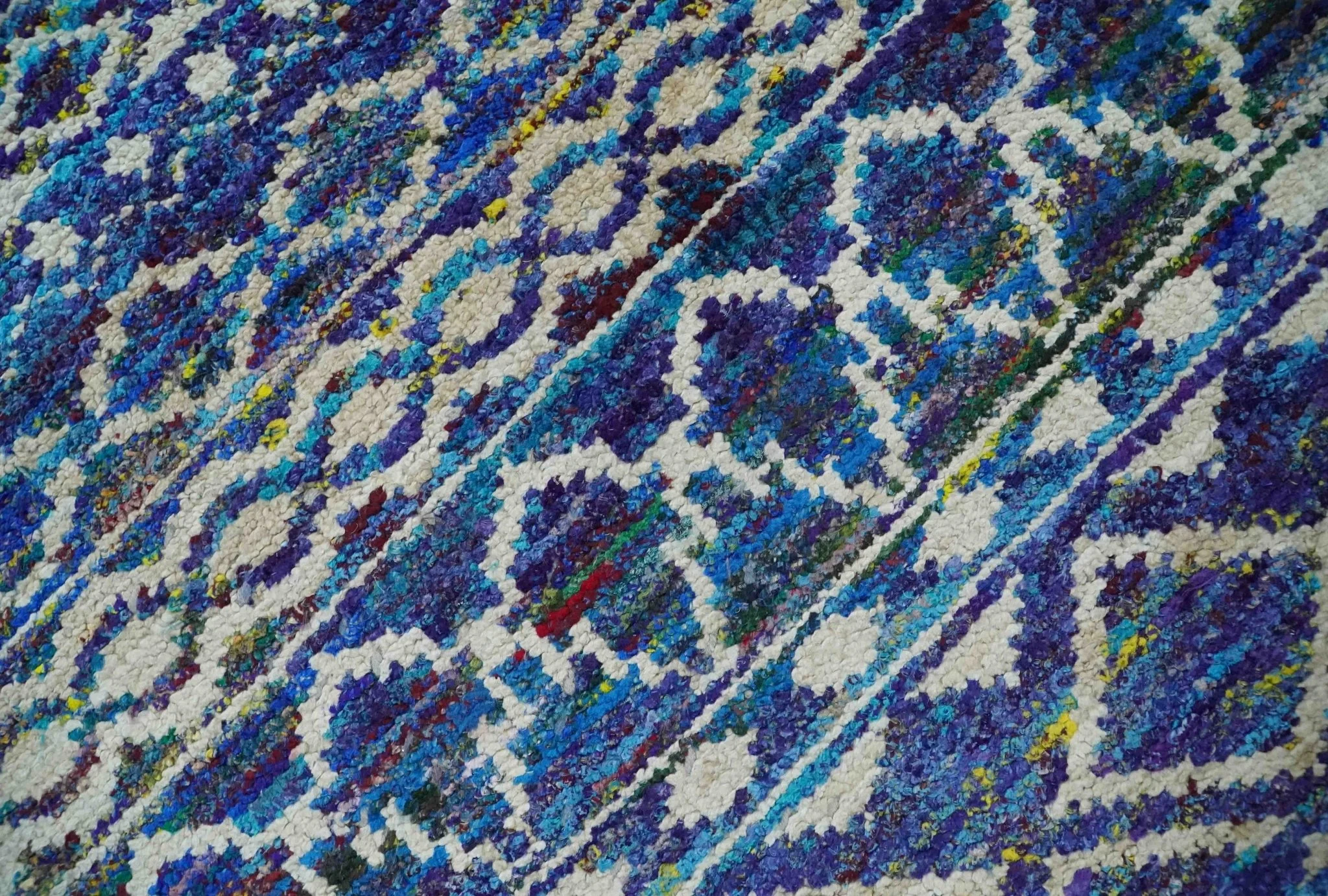 Hand Knotted Blue and Ivory 5.6x8.5 Modern Contemporary Southwestern Tribal Trellis Recycled Art Silk Area Rug - Image 4
