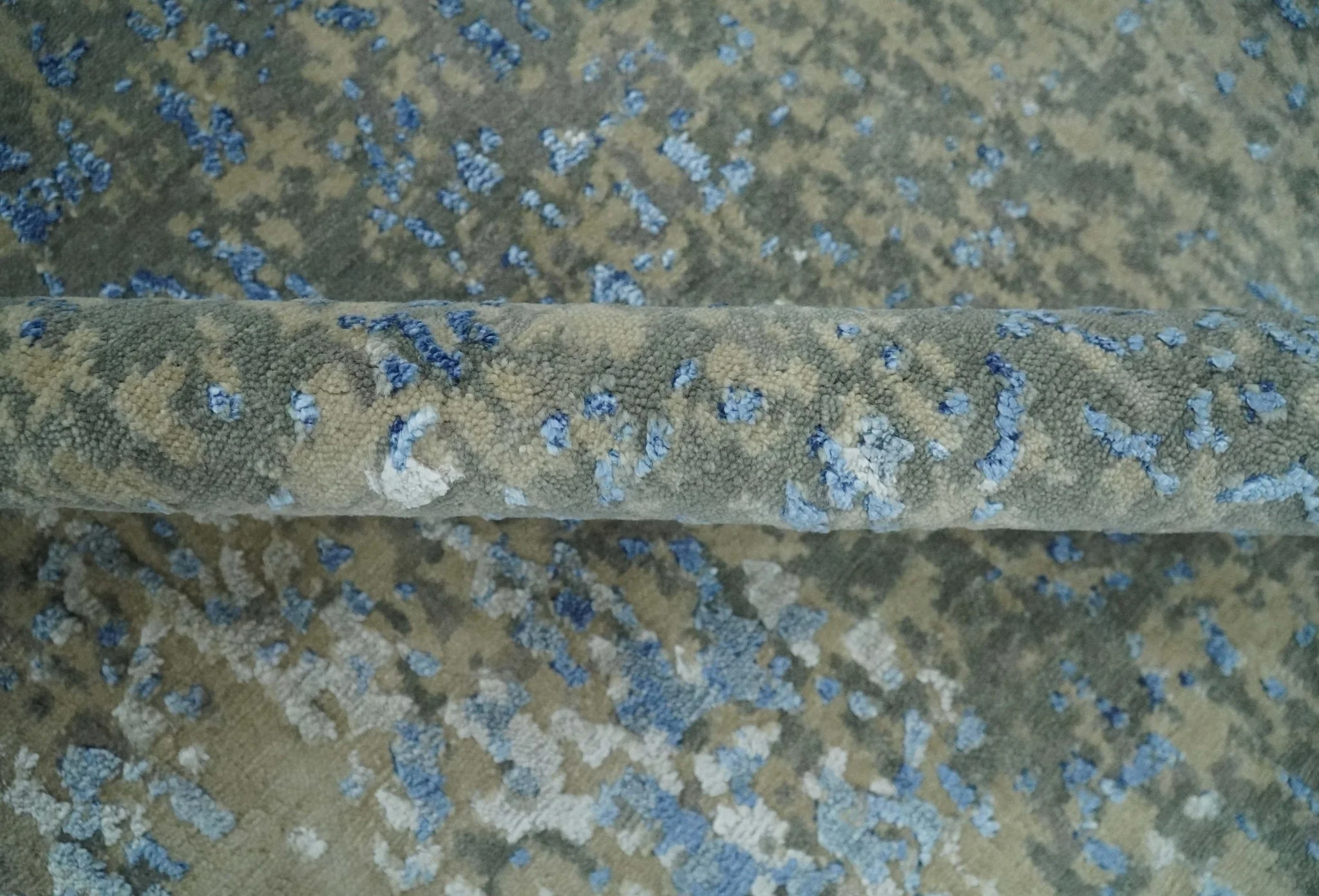 8x10 Fine Blue, Ivory and Beige Hand knotted Abstract wool and Art Silk Area Rug - Image 8