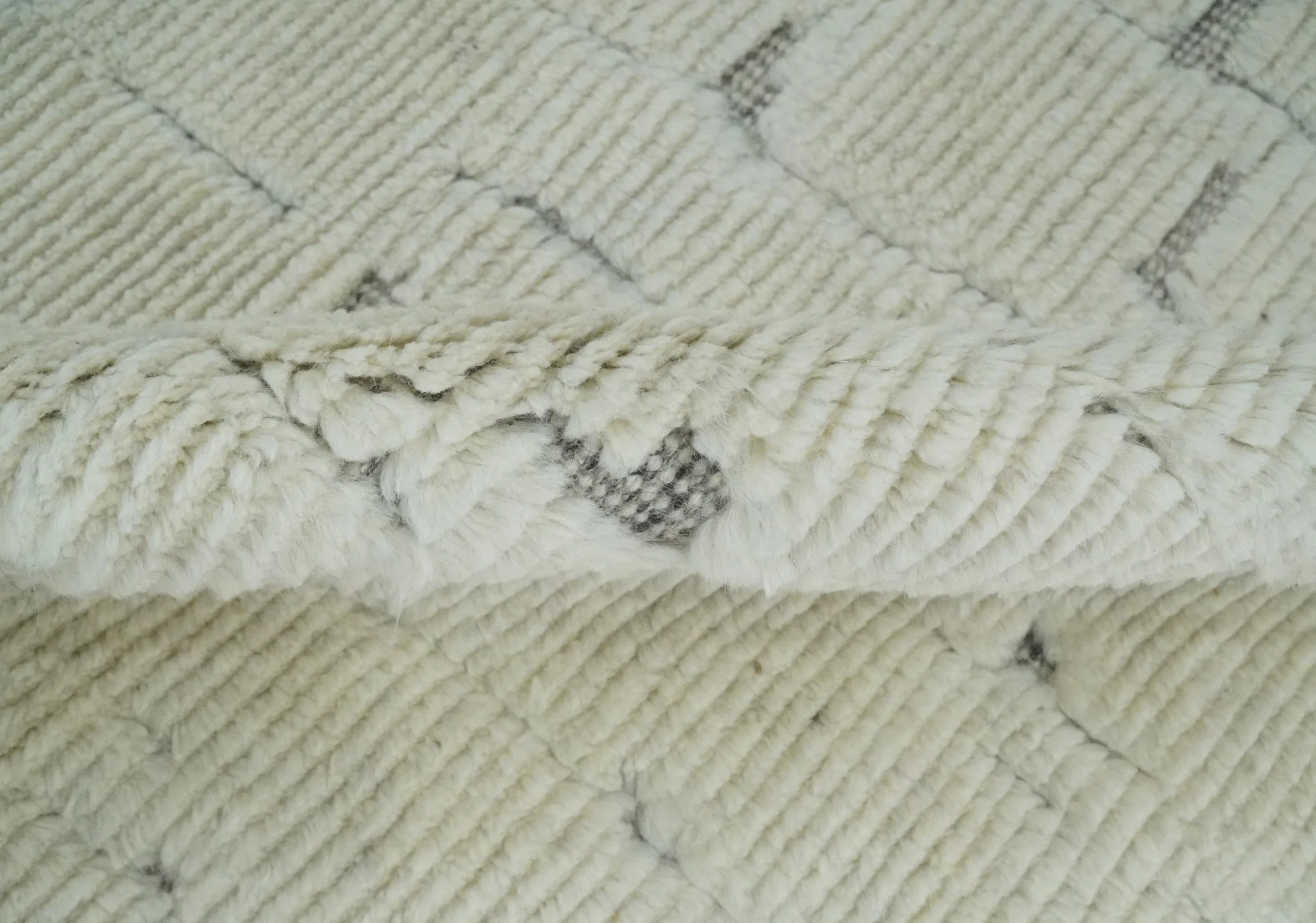 8x10 carved pattern Beige and Gray hand knotted wool rug - Image 6