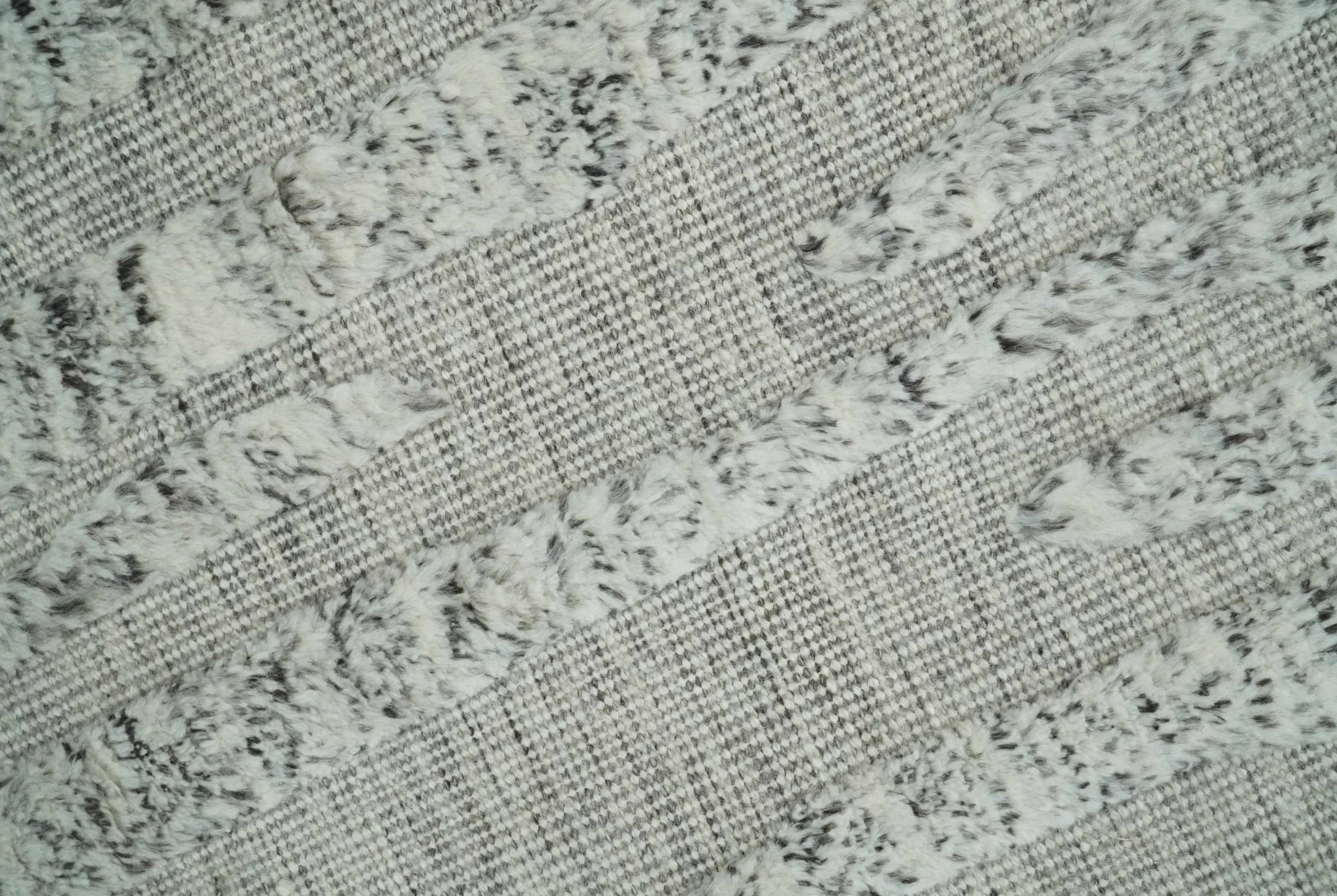 Contemporary Pattern Hand knotted High Low Ivory and Charcoal 8x10 wool Area Rug - Image 4