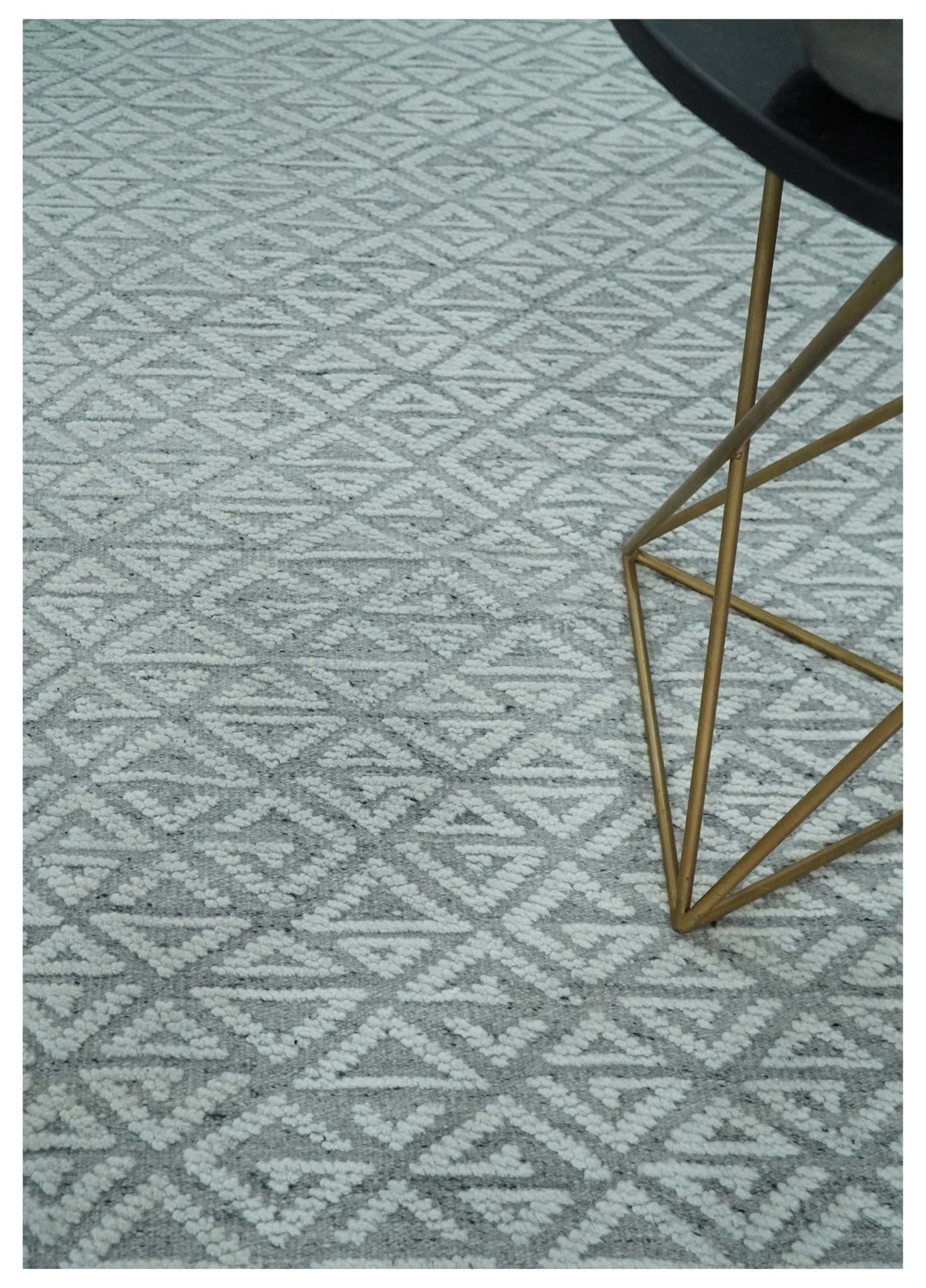 Contemporary 8x10 carved pattern Ivory and Gray hand knotted wool rug - Image 2