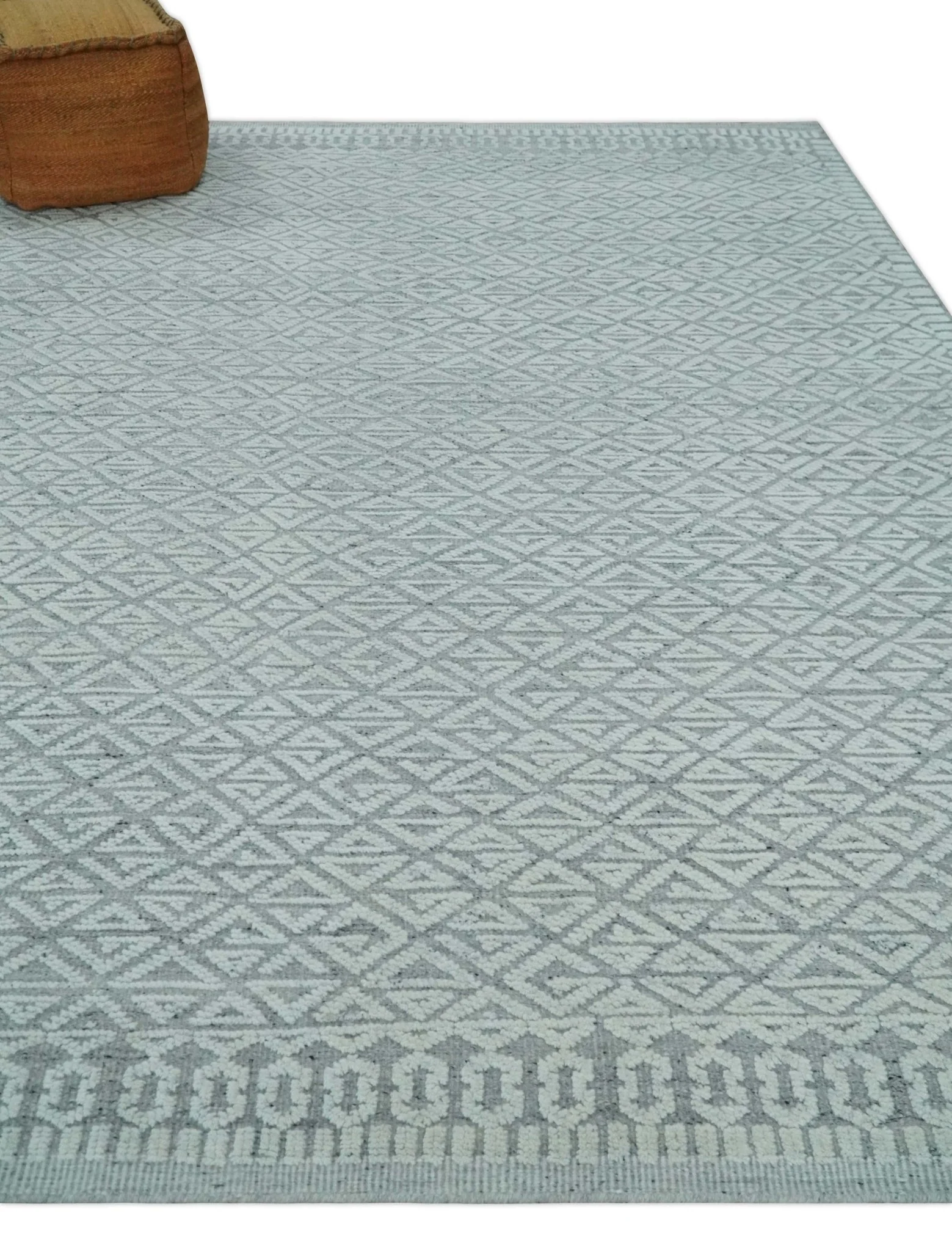 Contemporary 8x10 carved pattern Ivory and Gray hand knotted wool rug - Image 3