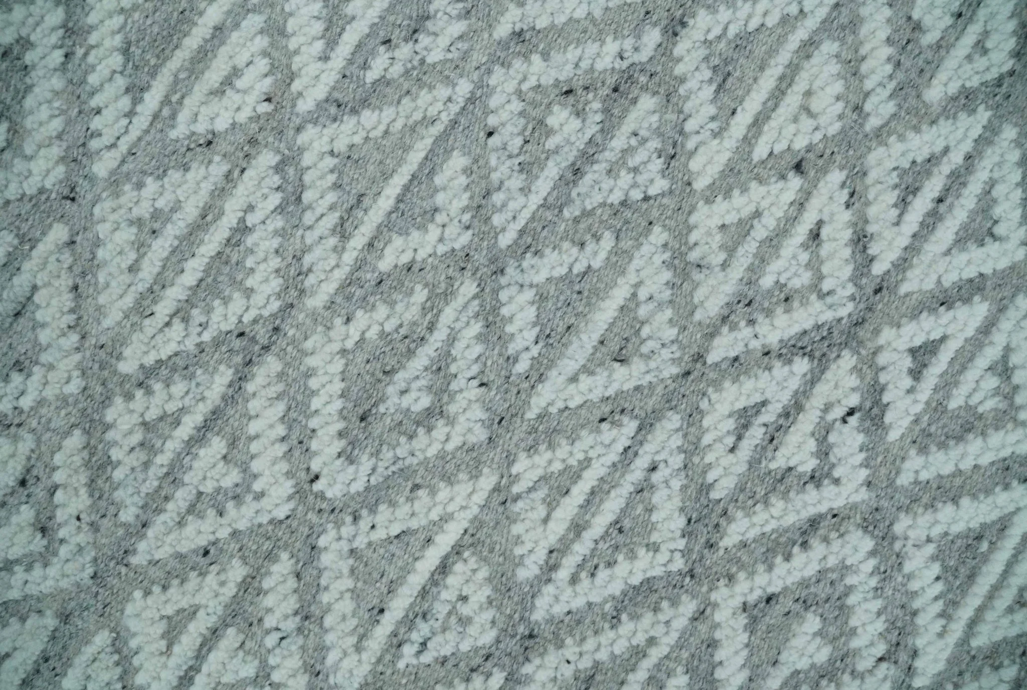 Contemporary 8x10 carved pattern Ivory and Gray hand knotted wool rug - Image 4
