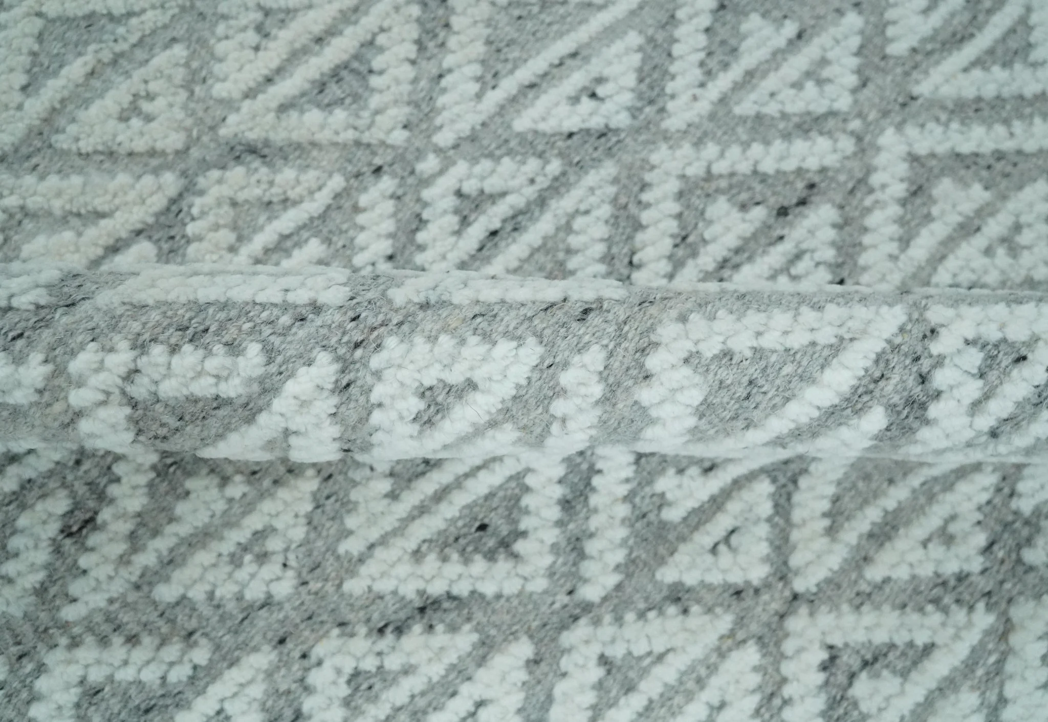 Contemporary 8x10 carved pattern Ivory and Gray hand knotted wool rug - Image 6