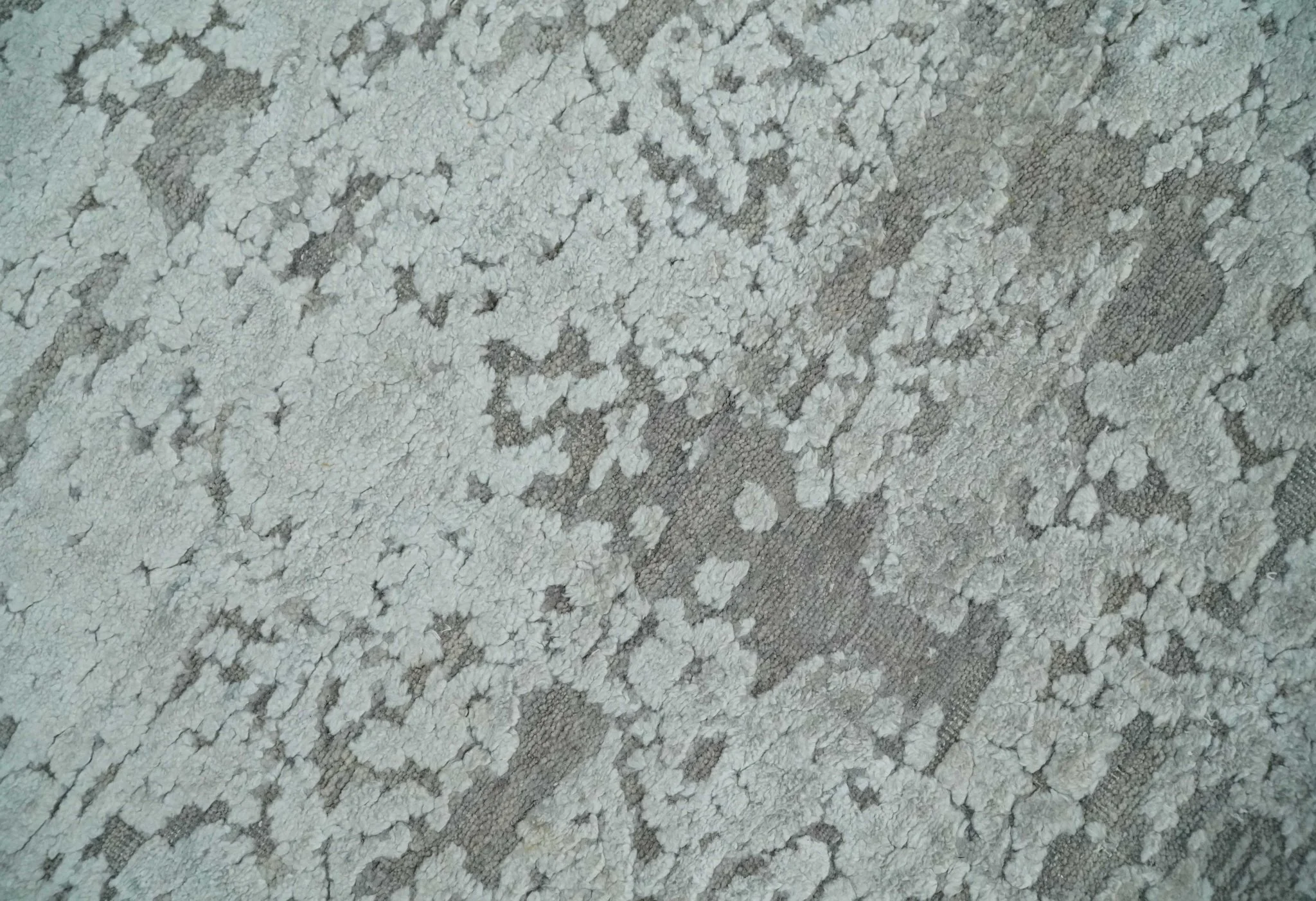 Hand Carved Texture Modern abstract Silver and Gray Hand Knotted 8x10 wool and Art Silk Area Rug - Image 4