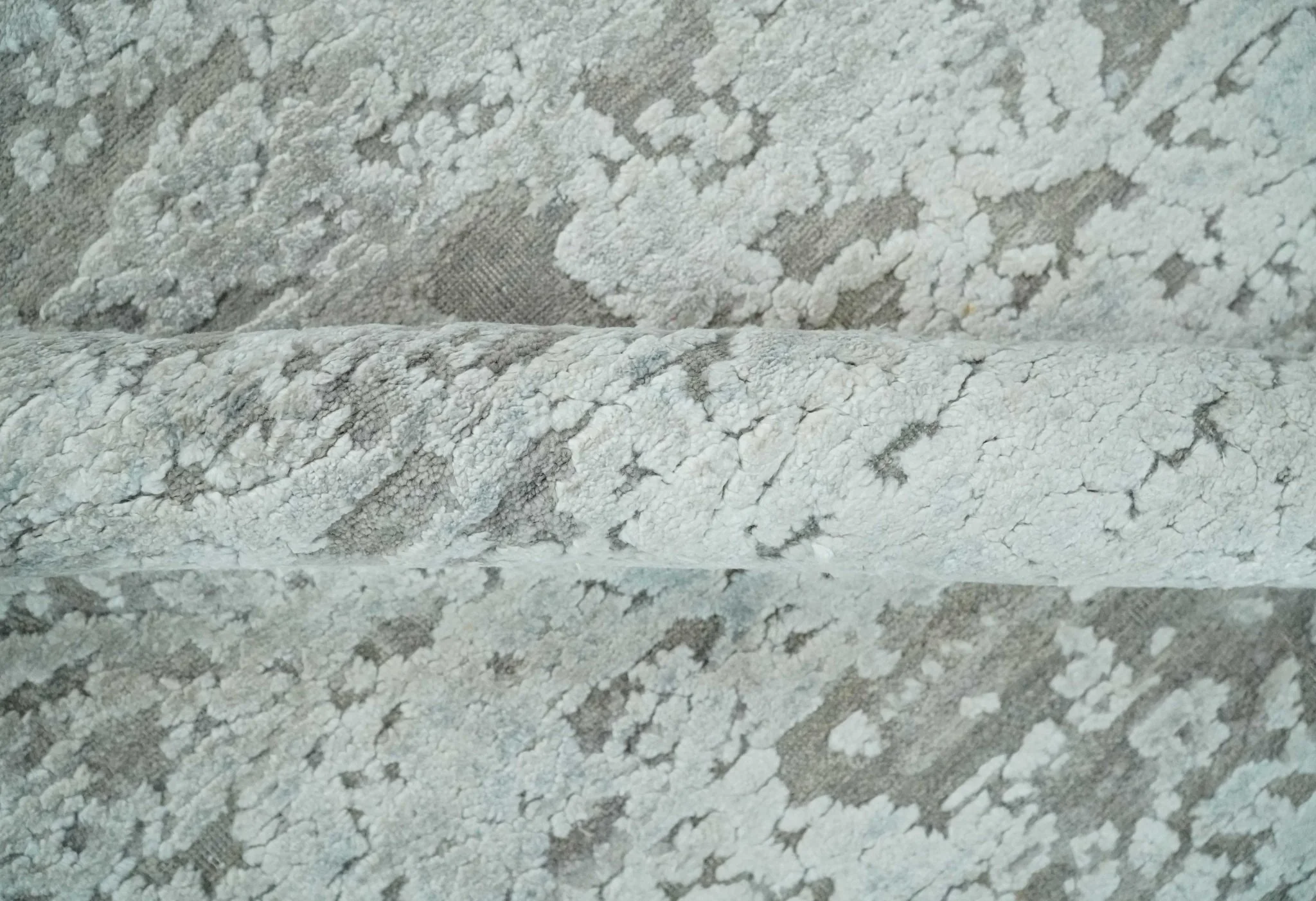 Hand Carved Texture Modern abstract Silver and Gray Hand Knotted 8x10 wool and Art Silk Area Rug - Image 6