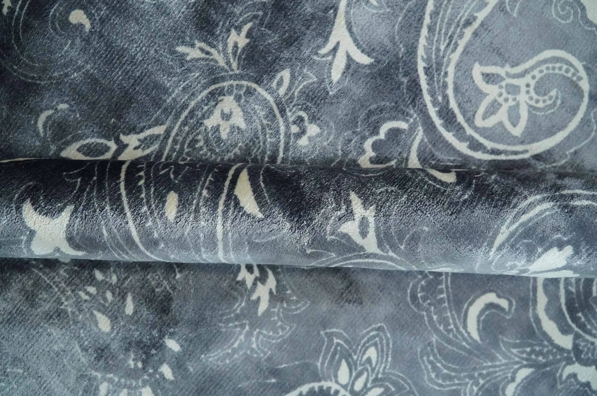 Premium look Charcoal, Ivory and Silver Hand loom Traditional Boteh Design Wool and Viscose Area Rug - Image 7